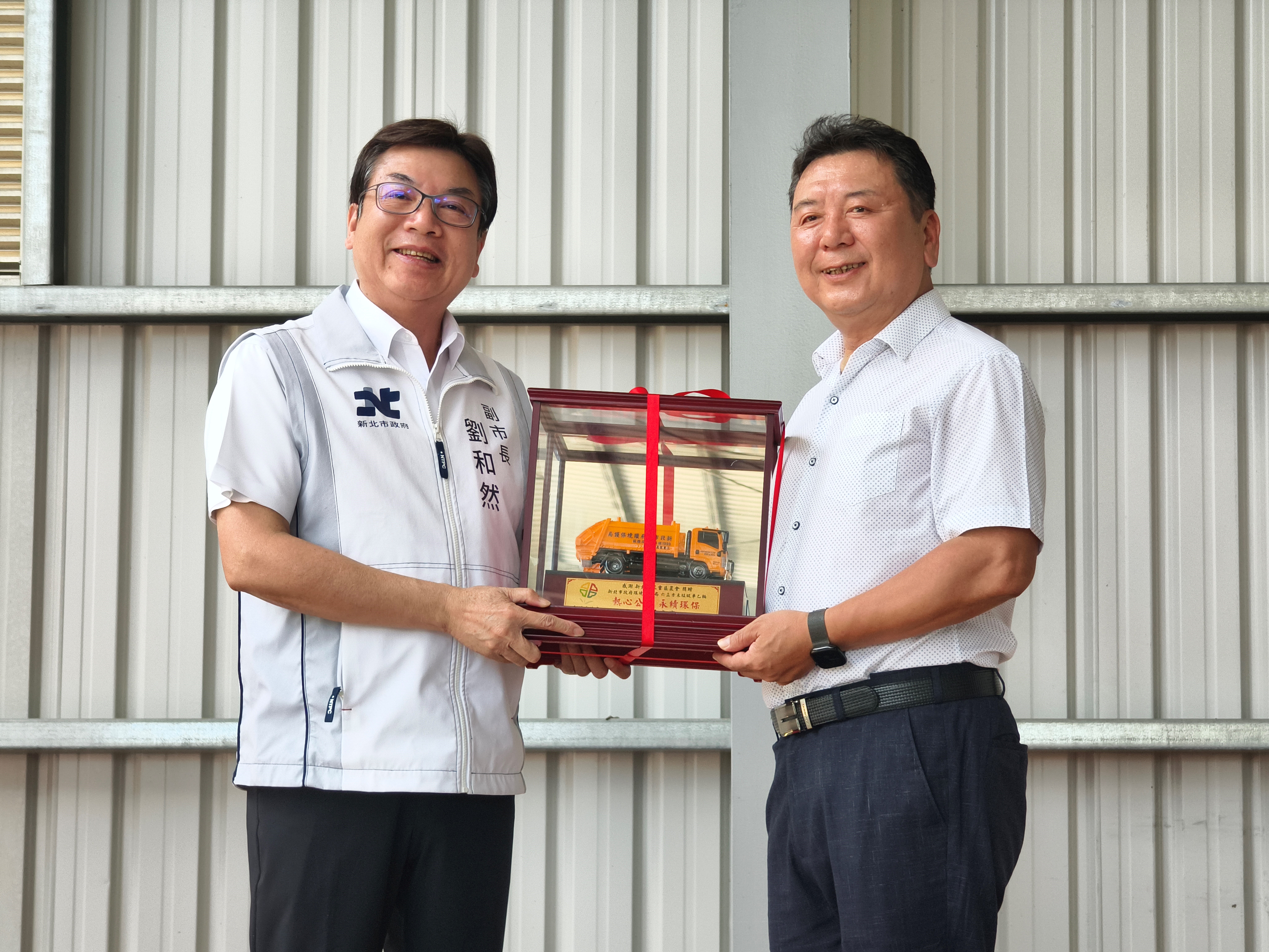 劉和然代表市府受贈，並特別回贈1座「按原車比例縮小32倍」的模型感謝座