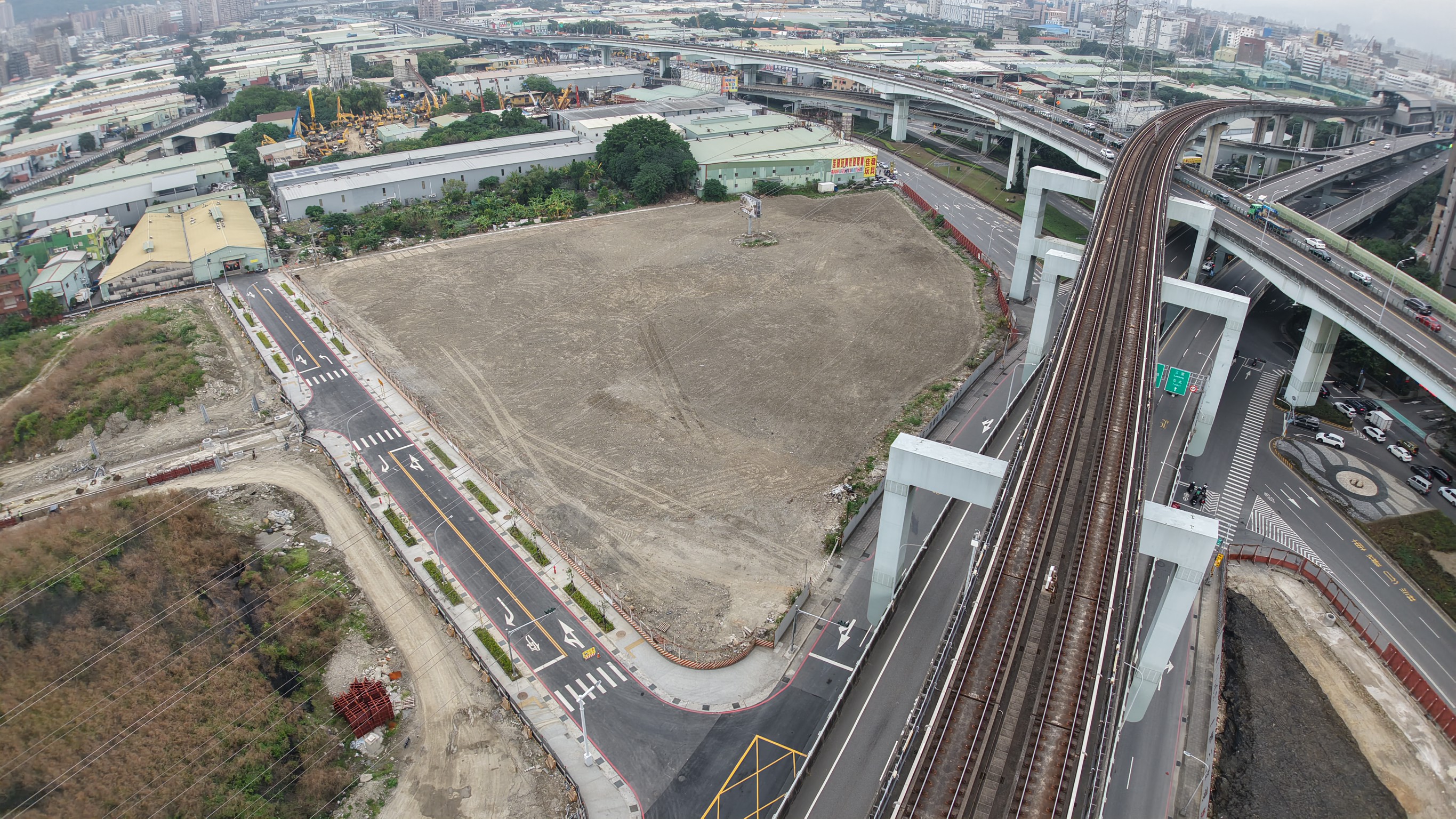 「塭仔圳市地重劃區產業專用區標租案」鎖定智慧製造、雲端產業相關產業，擴大產業聚落發展軸帶，提升整體競爭力。