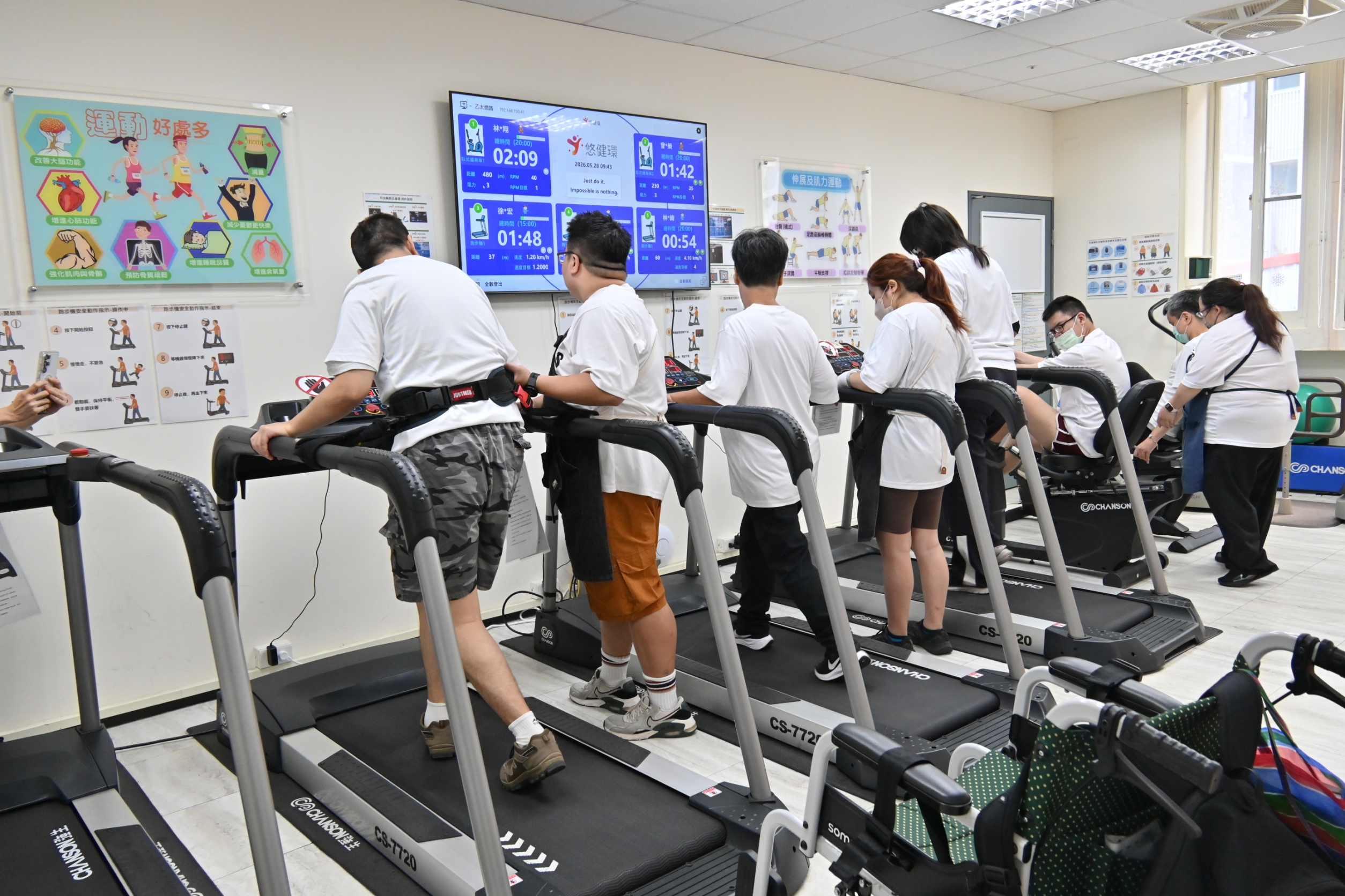  三重重新日照中心導入智慧運動系統，學員看到螢幕上進度條與頻率燈號等運動成果，也較願意運動。