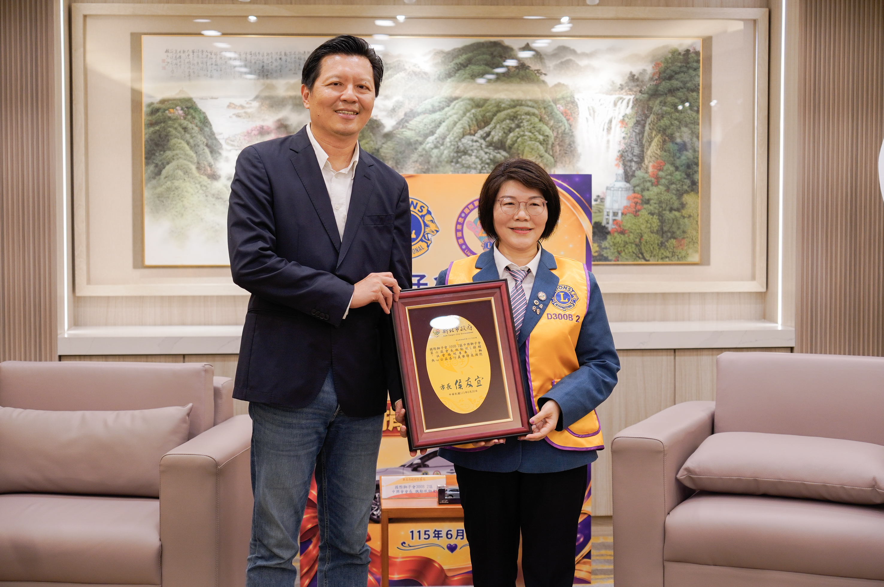 副市長朱惕之(左)頒發感謝牌，感謝中興獅子會長魏勵珉(右)帶領獅友，集結著人力、物力資源，共同捐贈社福專車。