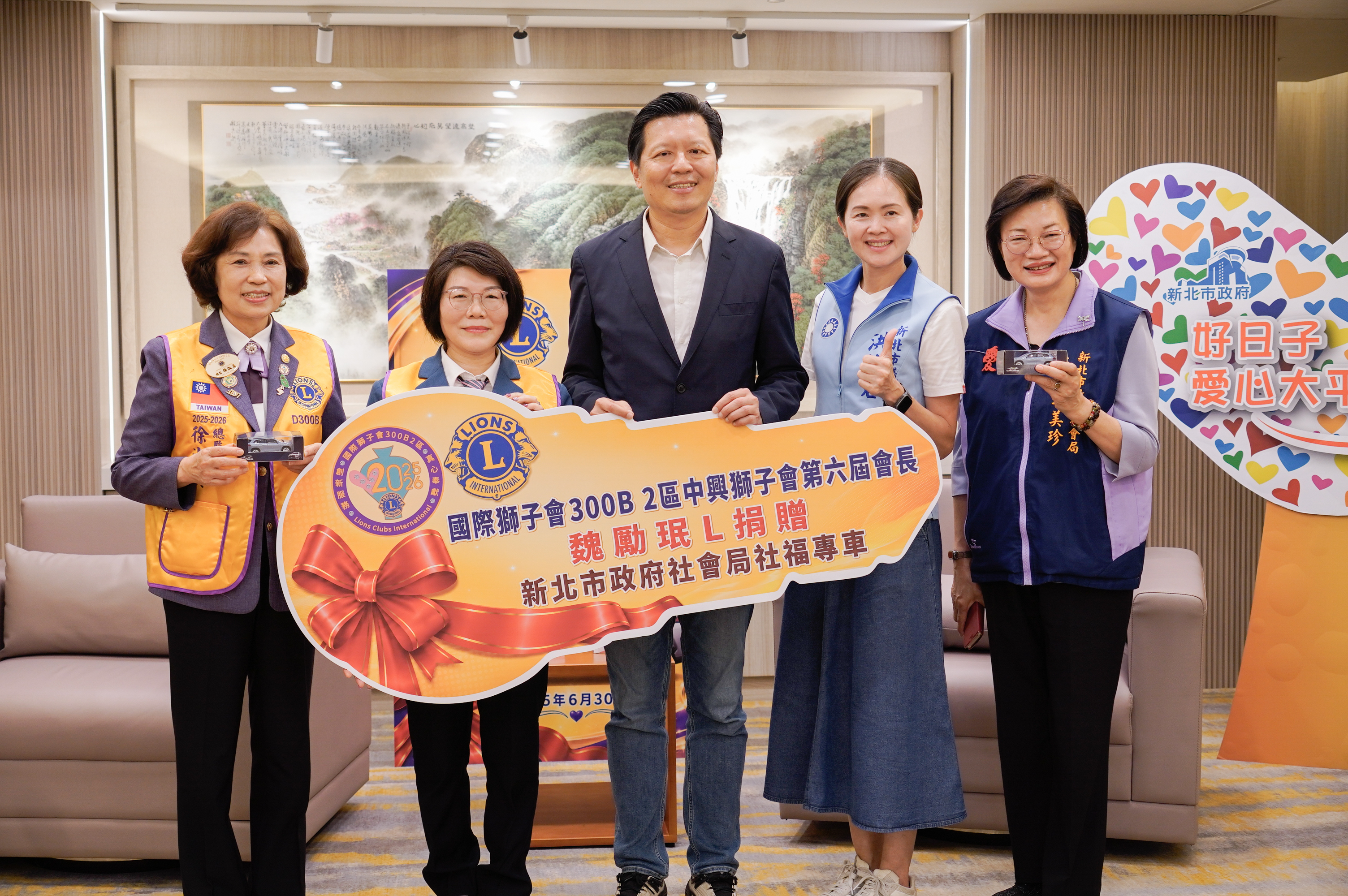 社福專車規劃來提供街友服務的需求。(圖左起為國際獅子會300B2區總監徐淑真、中興獅子會長魏勵珉、副市長朱惕之、議員洪佳君及社會局長李美珍。)
