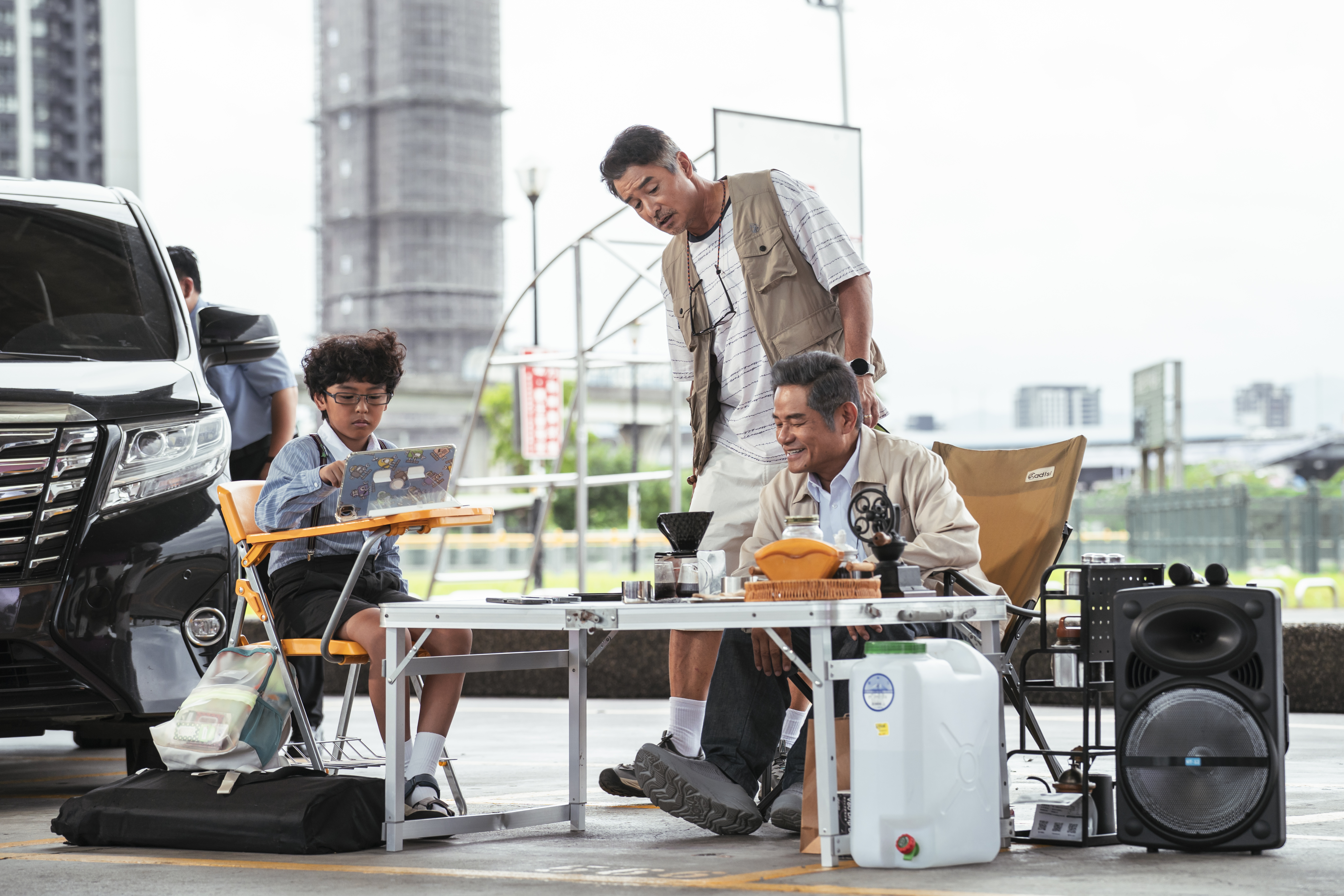 新北協拍中心於110年以來，已協助影視作品 3,834件次，包括近期上映的電影：《NO GOOD！歐吉桑》新北大都會公園幸福水漾園區拍攝。