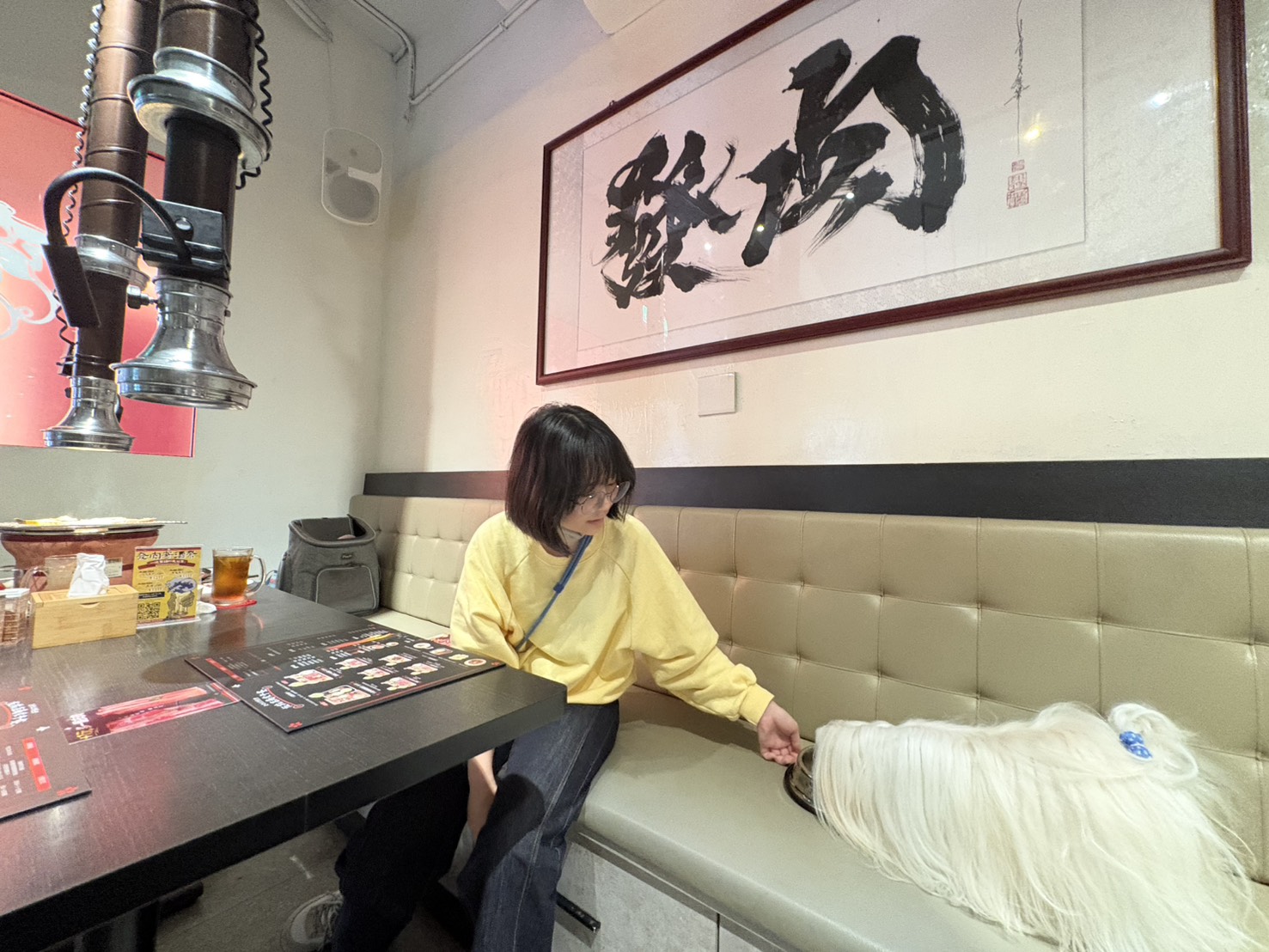 餐飲業者允許寵物同桌吃飯，並提供便袋、寵物碗及寵物餐點即符合金獎申請資格