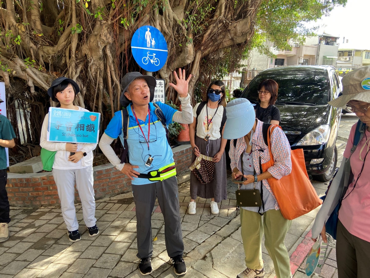 文史工作者周正義從淡水河口地貌變遷說到八里開發史。.