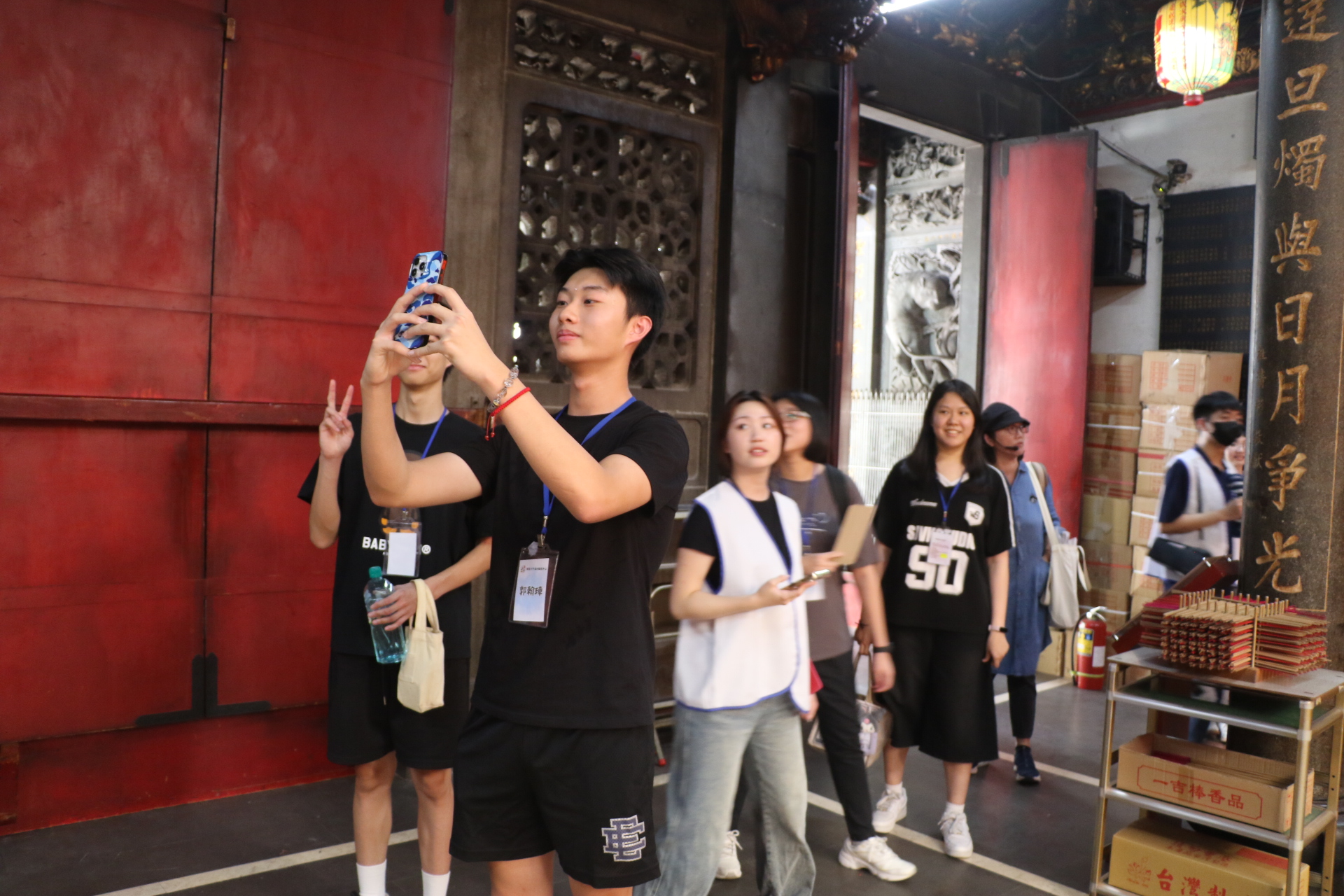  參加文化走讀的兒少，循跡比對改建後的新楹聯