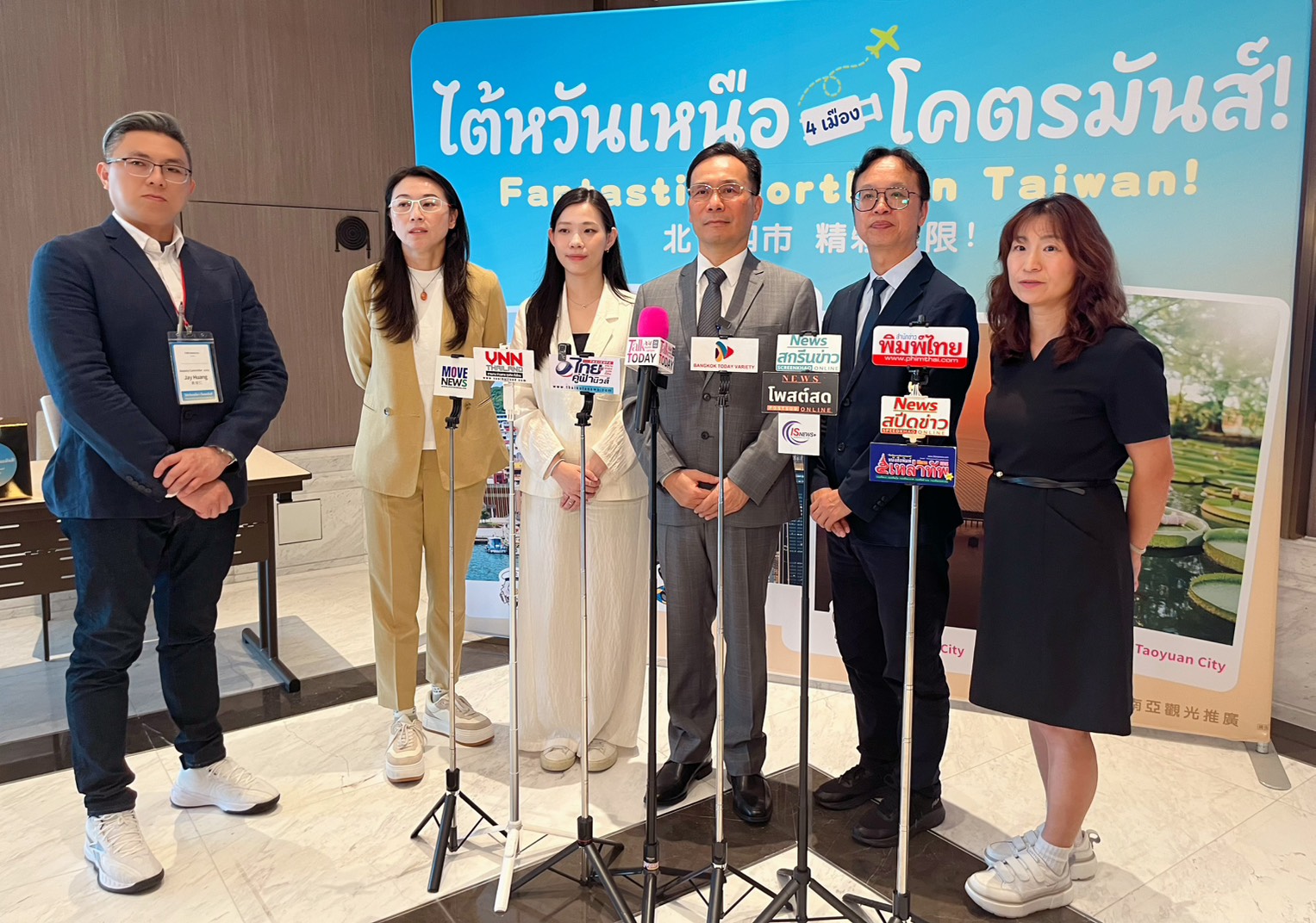 新北市政府觀光旅遊局局長楊宗珉（右2），向泰國民眾大力宣傳淡江大橋、新北美術館及瑞三整煤廠及美食、宗教景點。