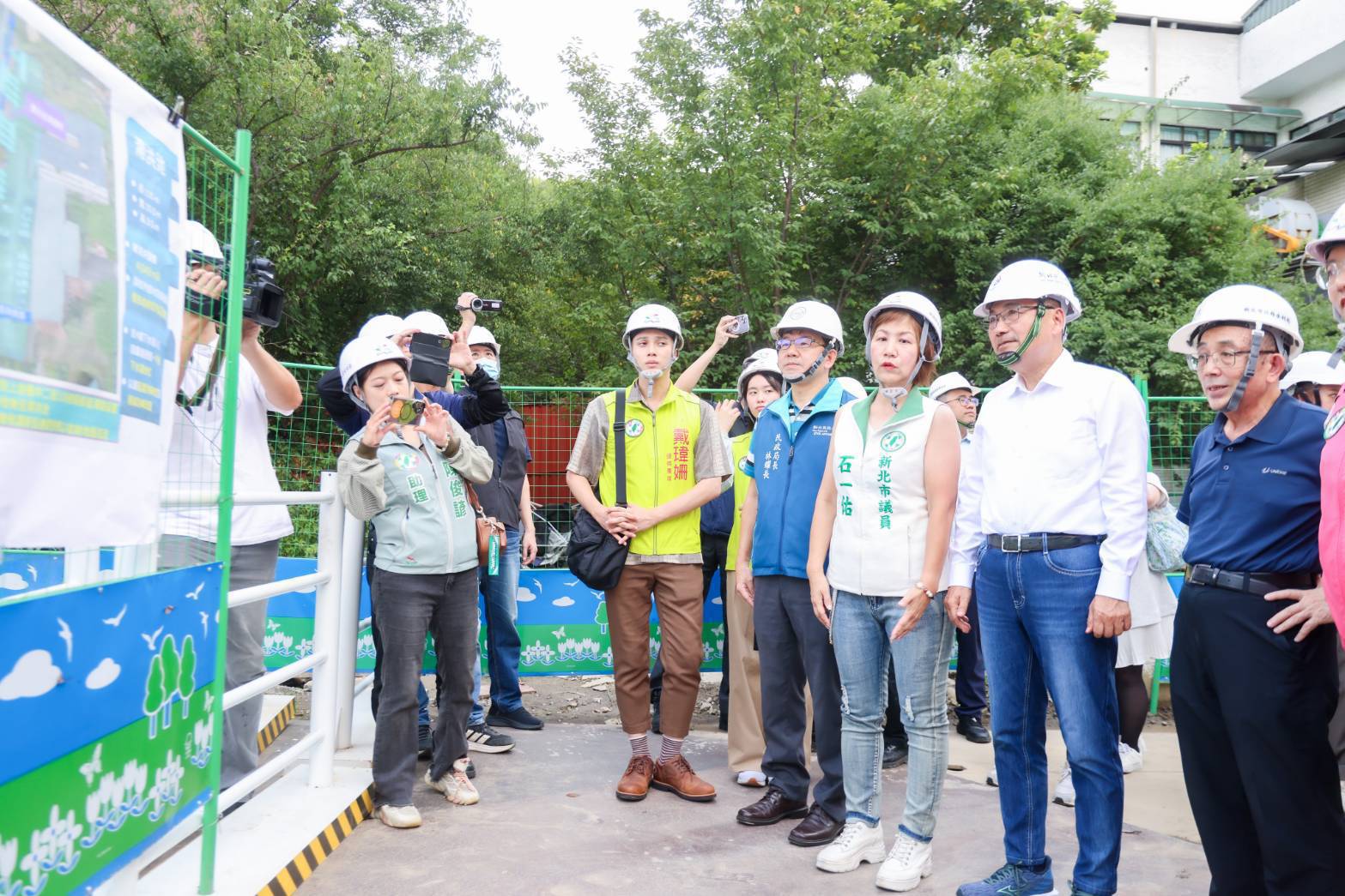 侯友宜市長實地視察華僑高中透水保水工程。