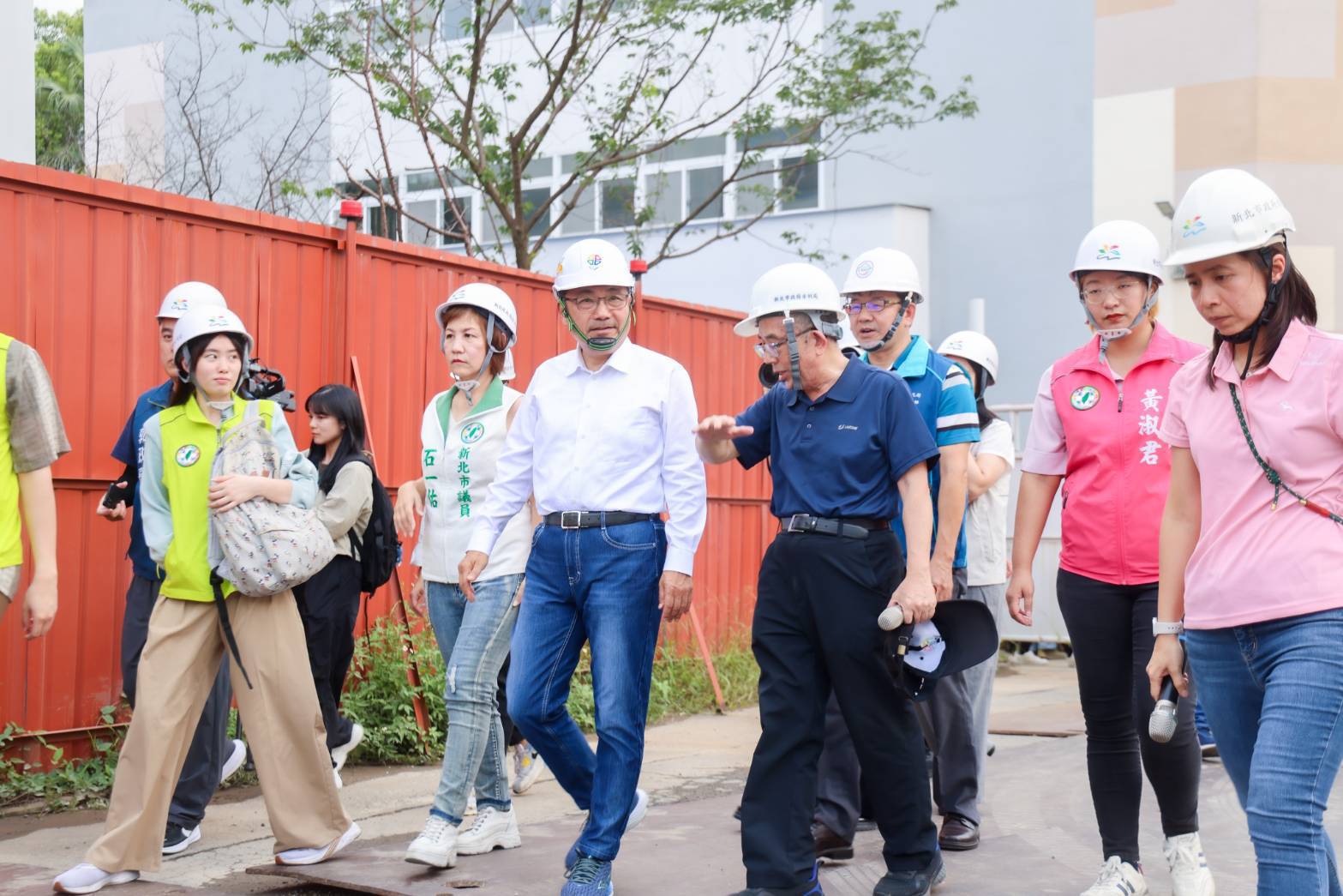 市長侯友宜實地視察華僑高中透水保水工程。