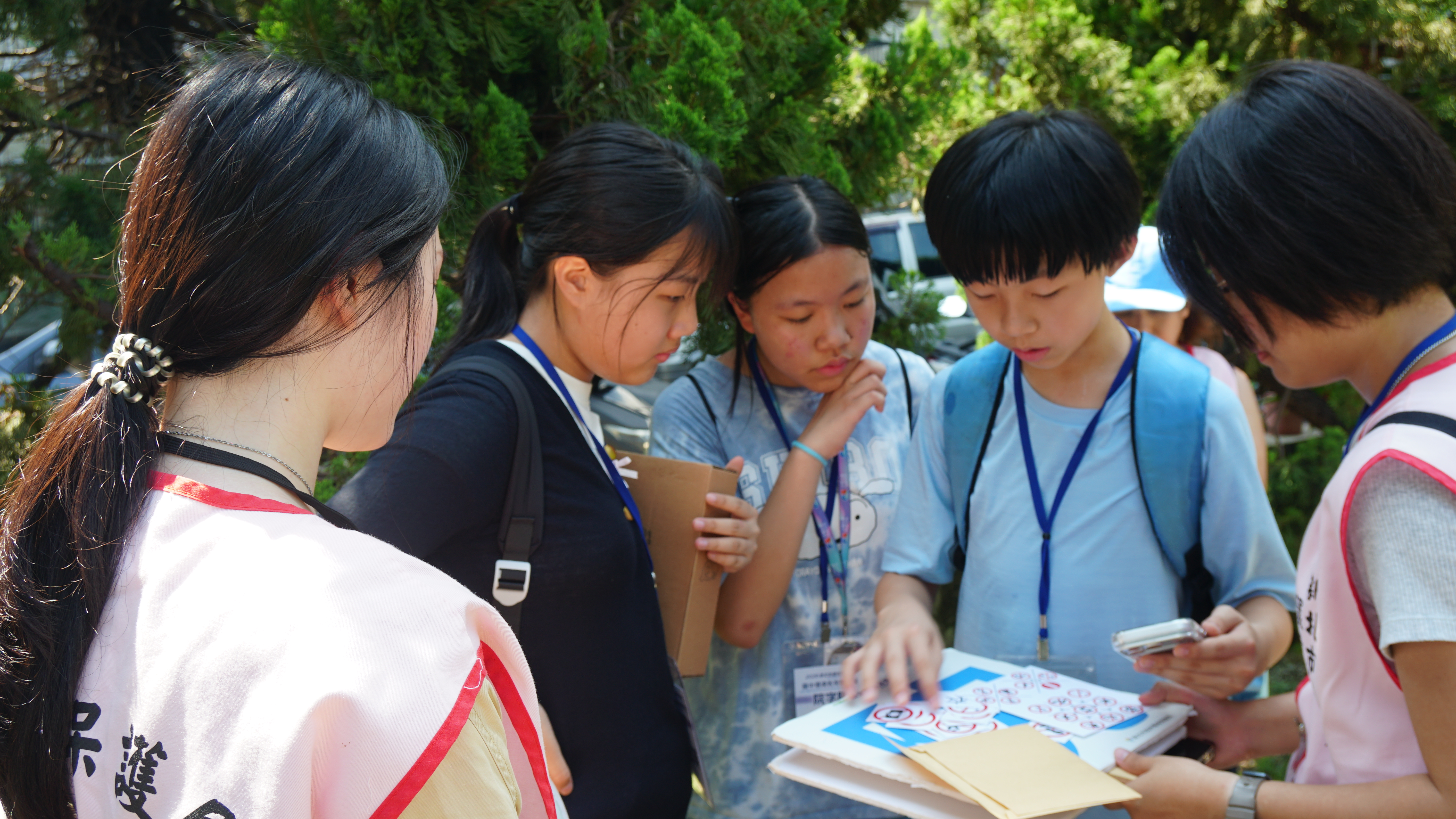 學員透過「瓦磘溝實境解謎」道具進行討論及闖關體驗，在討論過程中認識瓦磘溝