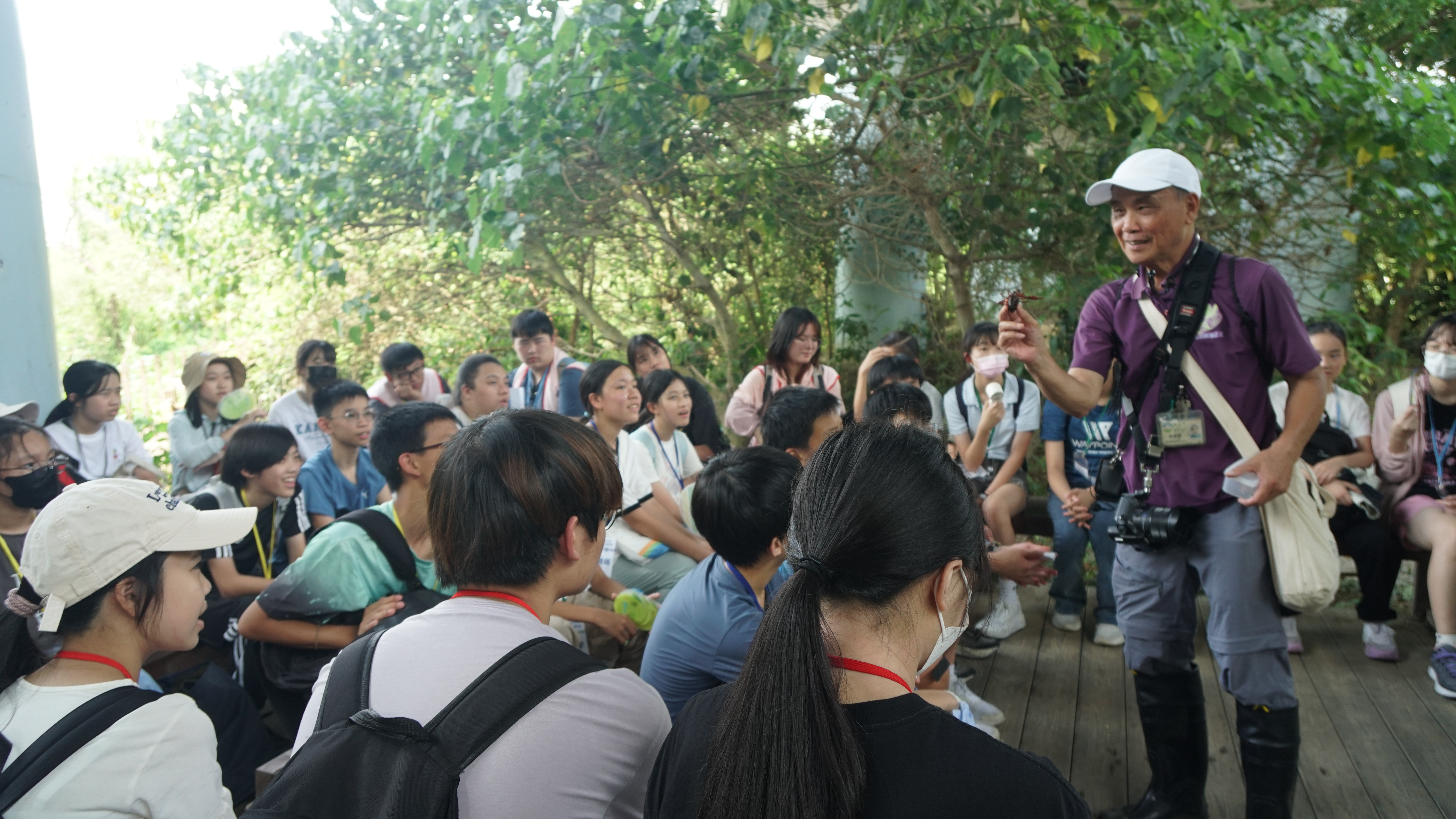 溼地水漾水環境巡守隊林振興副隊長帶領學員於漳和濕地進行實地探查，了解濕地生態的多樣性