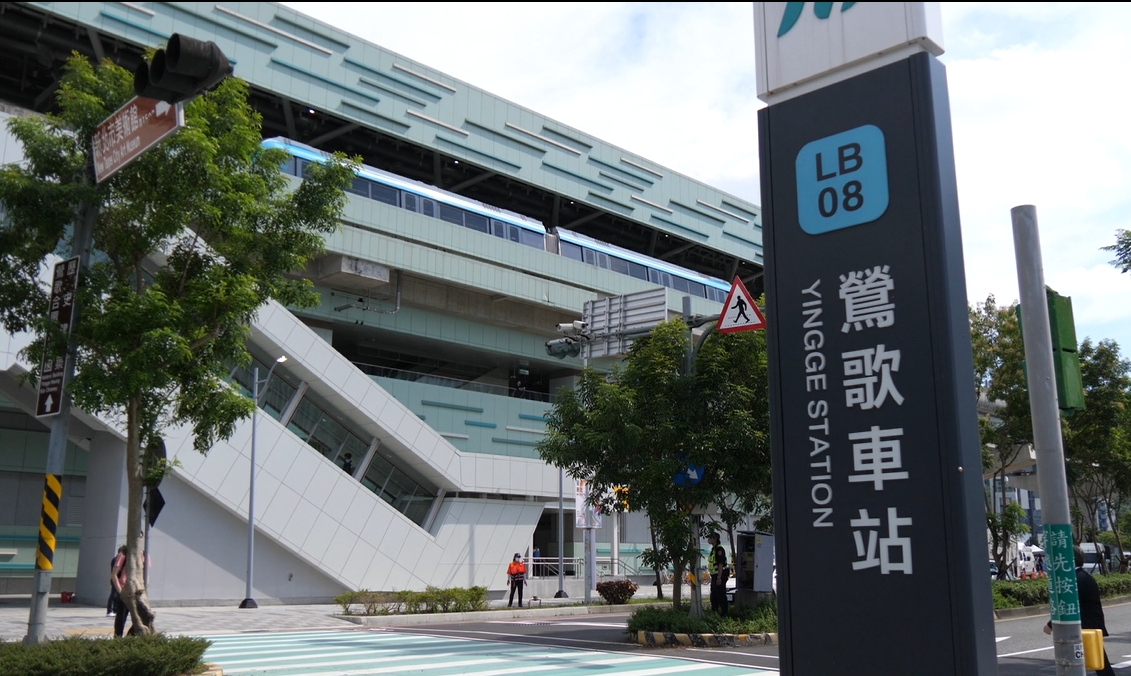 三鶯線至LB08鶯歌車站，出站後即可抵達新北市美術館
