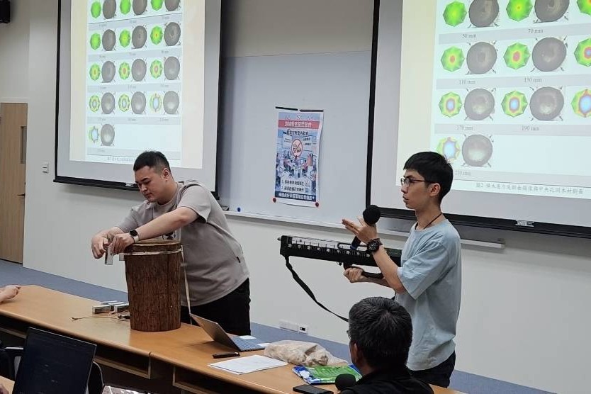 教室內示範樹幹應力波檢測之裝備設置。