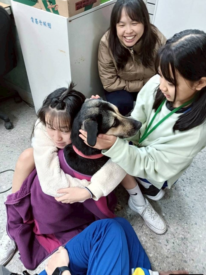 同學主動為牠穿上保暖背心，輕輕抱著牠取暖