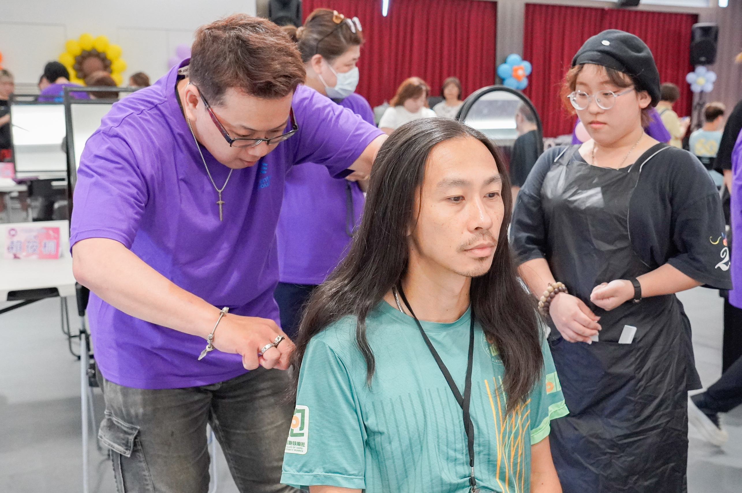  奧運馬拉松賽國手張嘉哲慨然剪下蓄了20年的長髮捐贈