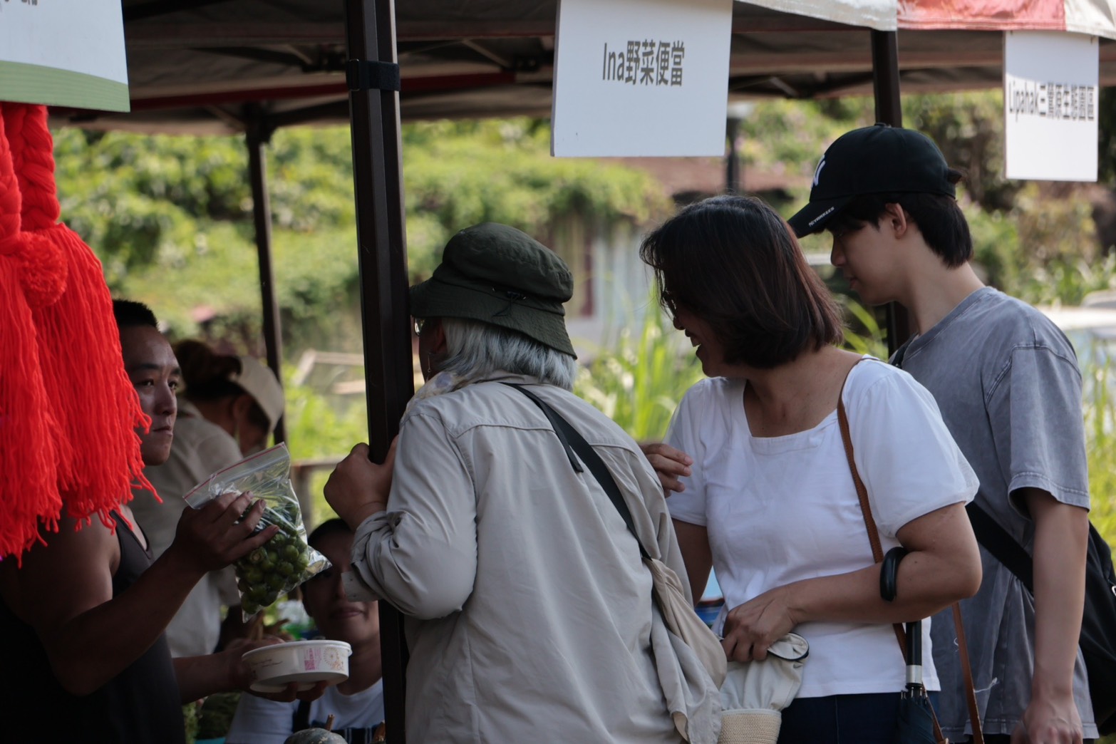 ▲市民選購族人農友種植的新鮮野菜。(圖2/新北市政府原民局提供)