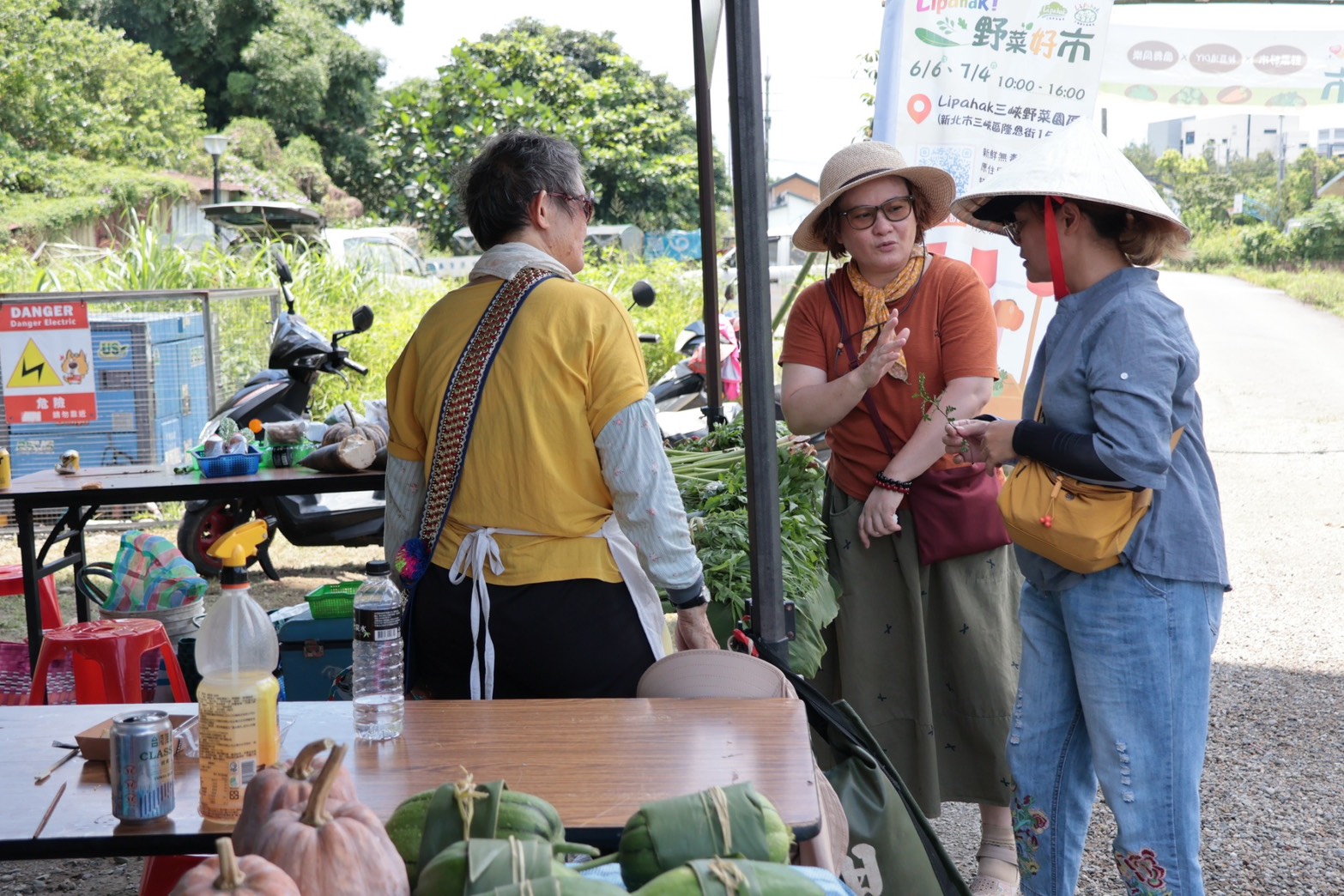 ▲市民選購族人農友種植的新鮮野菜。(圖3/新北市政府原民局提供)