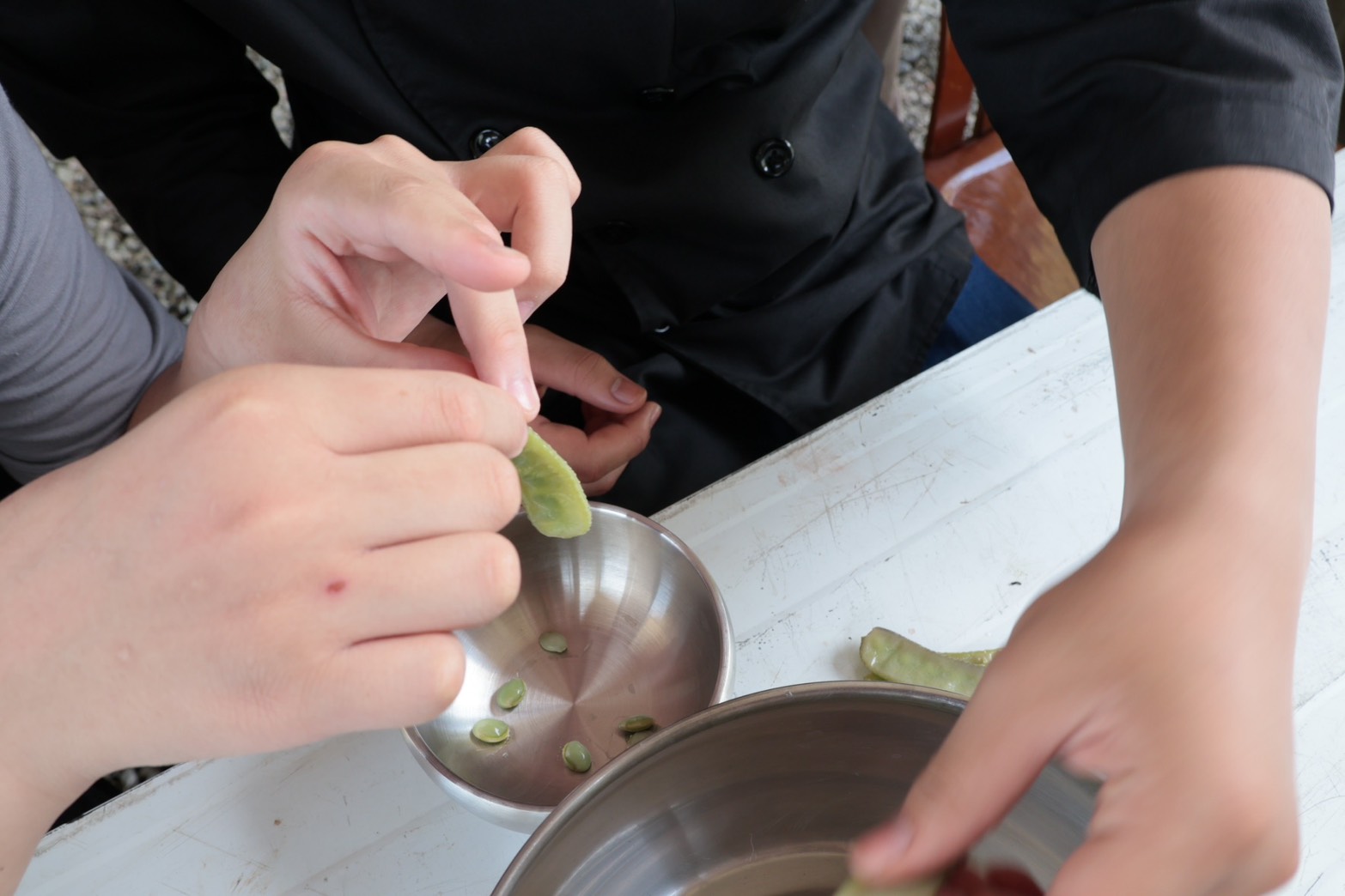 ▲市民動手剝豆、煮湯，體驗「Lipahak秘豆湯」的清甜滋味。(圖3/新北市政府原民局提供)