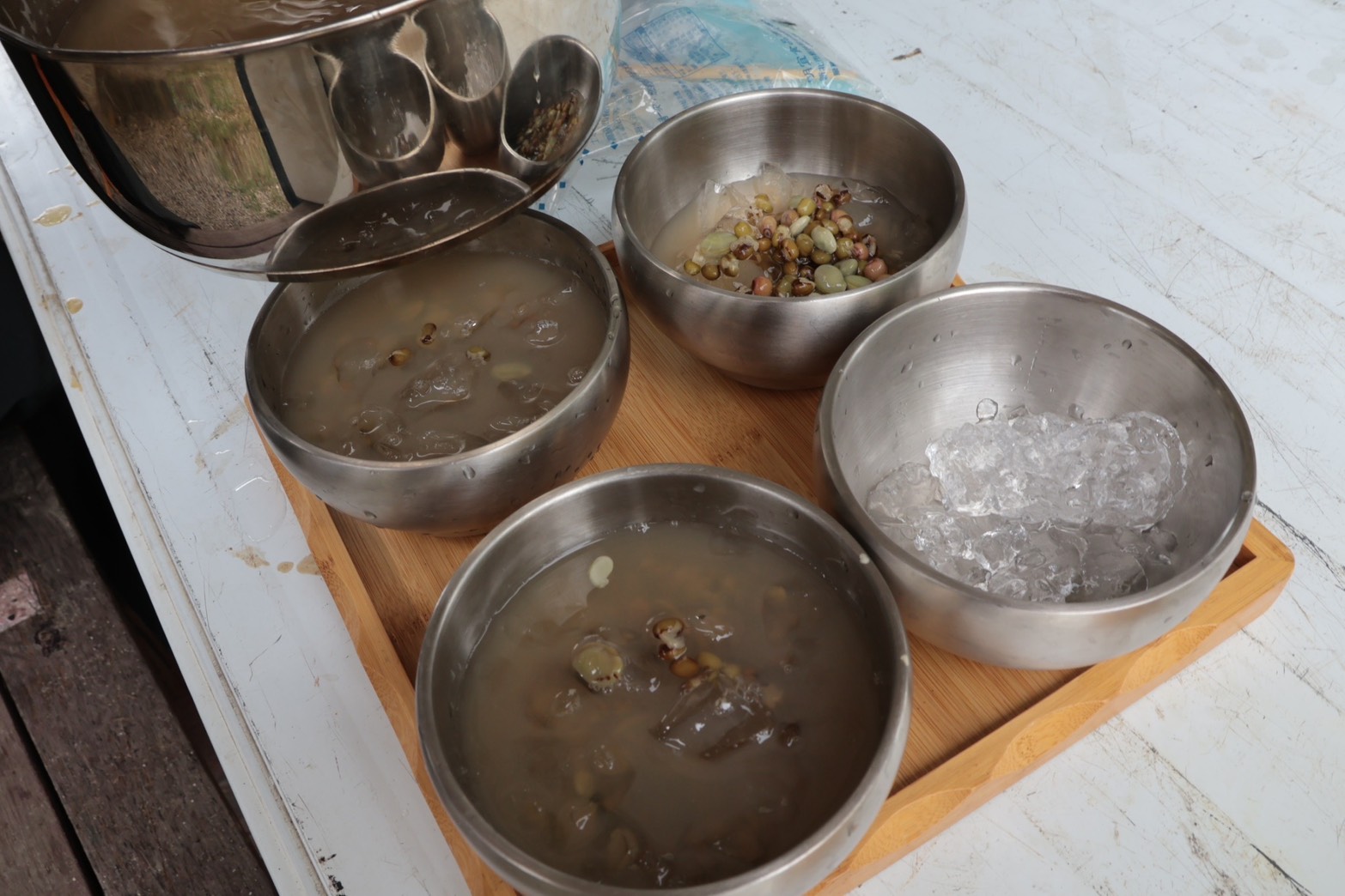 ▲市民動手剝豆、煮湯，體驗「Lipahak秘豆湯」的清甜滋味。(圖5/新北市政府原民局提供)