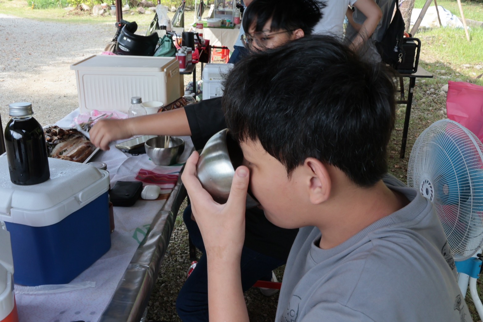 ▲市民動手剝豆、煮湯，體驗「Lipahak秘豆湯」的清甜滋味。(圖6/新北市政府原民局提供)