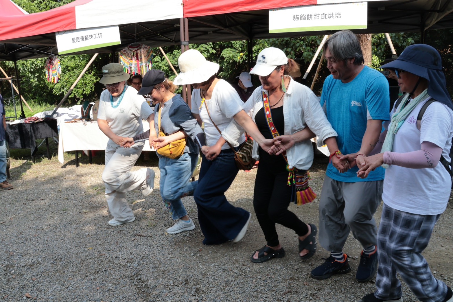 ▲市民跟著農園Ina牽手圍舞，把豐收喜悅一起跳起來。(圖1/新北市政府原民局提供)