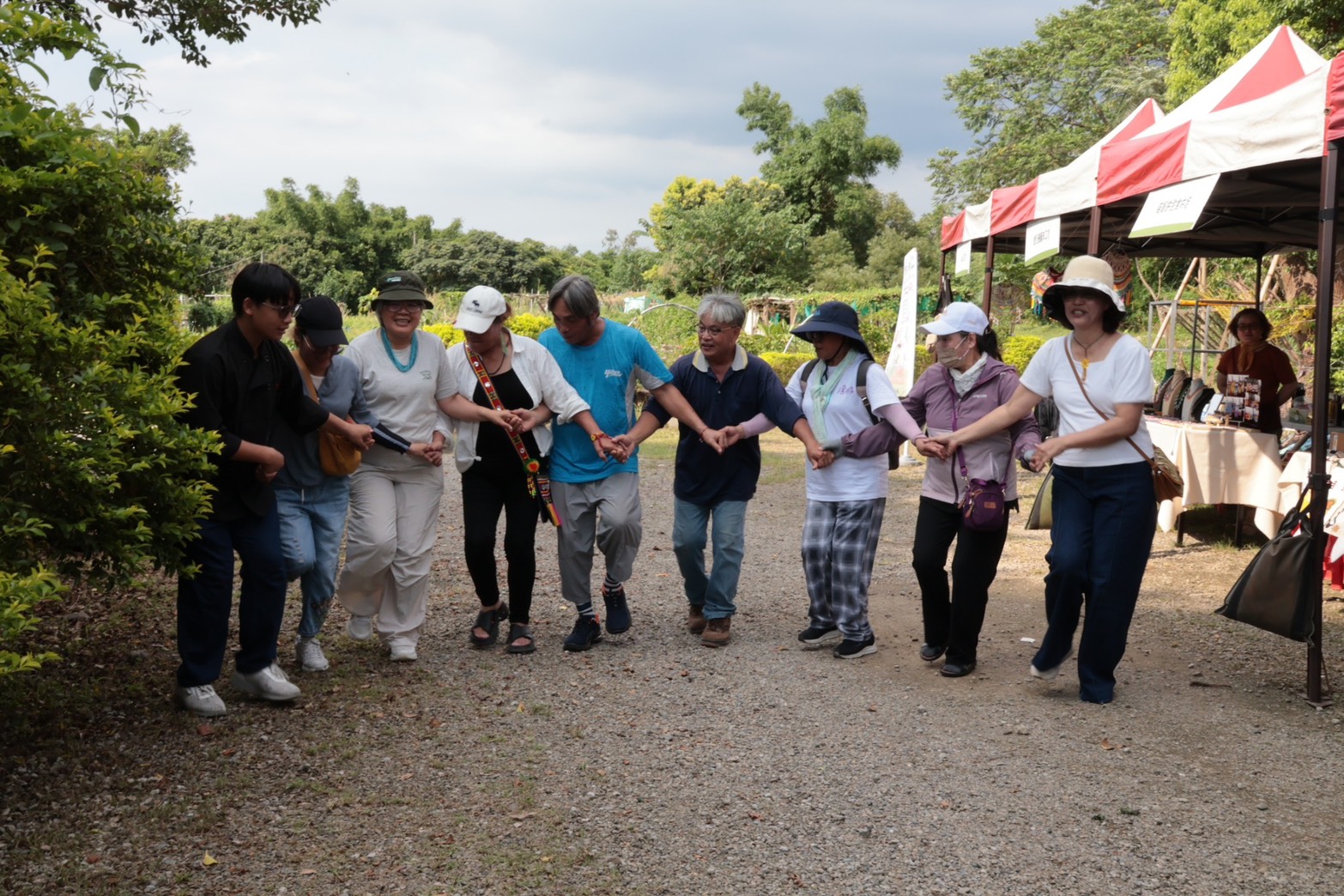 ▲市民跟著農園Ina牽手圍舞，把豐收喜悅一起跳起來。(圖2/新北市政府原民局提供)