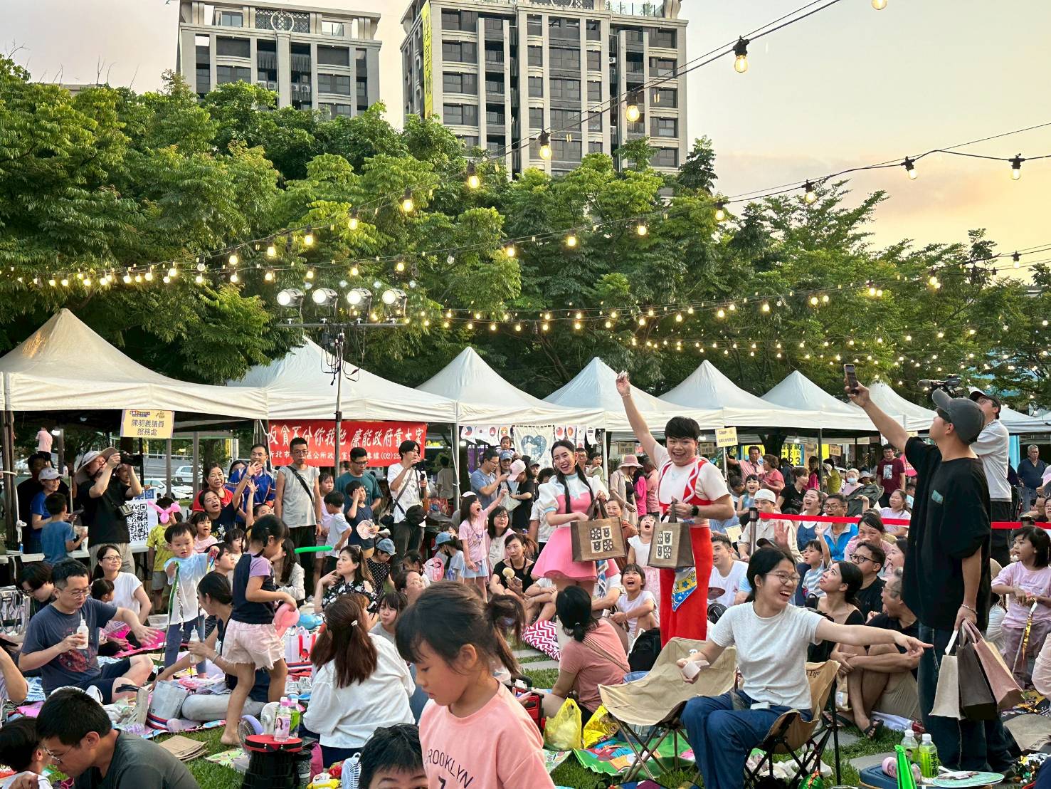 親子共遊草地夏日