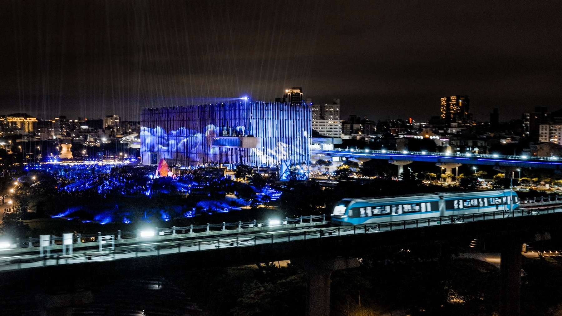《海山夜行》建築光雕點亮新北市美術館，打造沉浸式夜間藝術體驗。