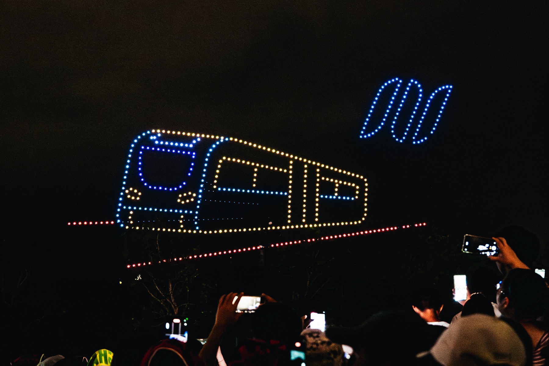 600架無人機展演，以光影描繪三鶯線及主題圖像，迎接捷運三鶯線正式通車。