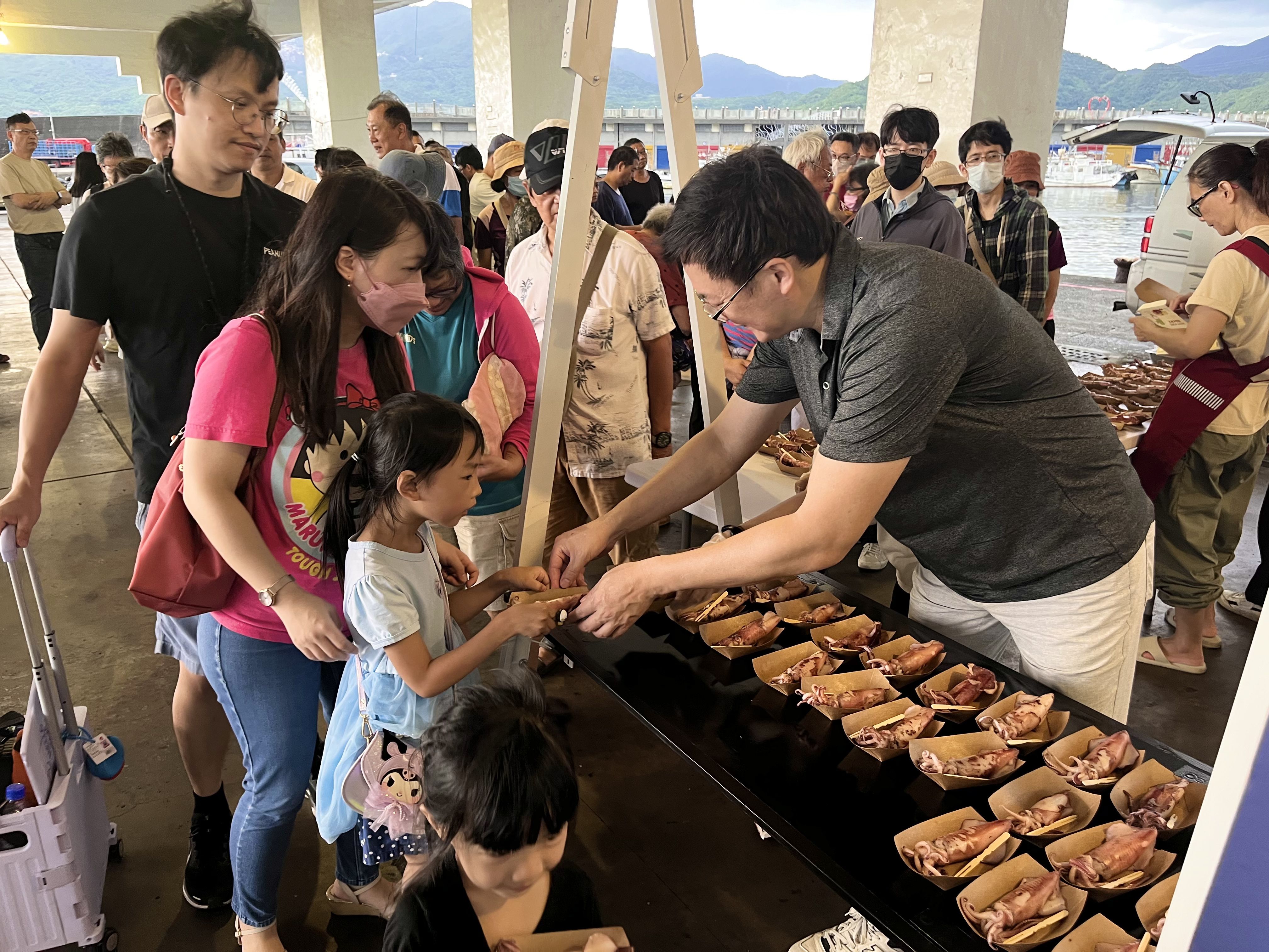 大小朋友一同品嚐鮮甜小卷，感受在地漁產魅力