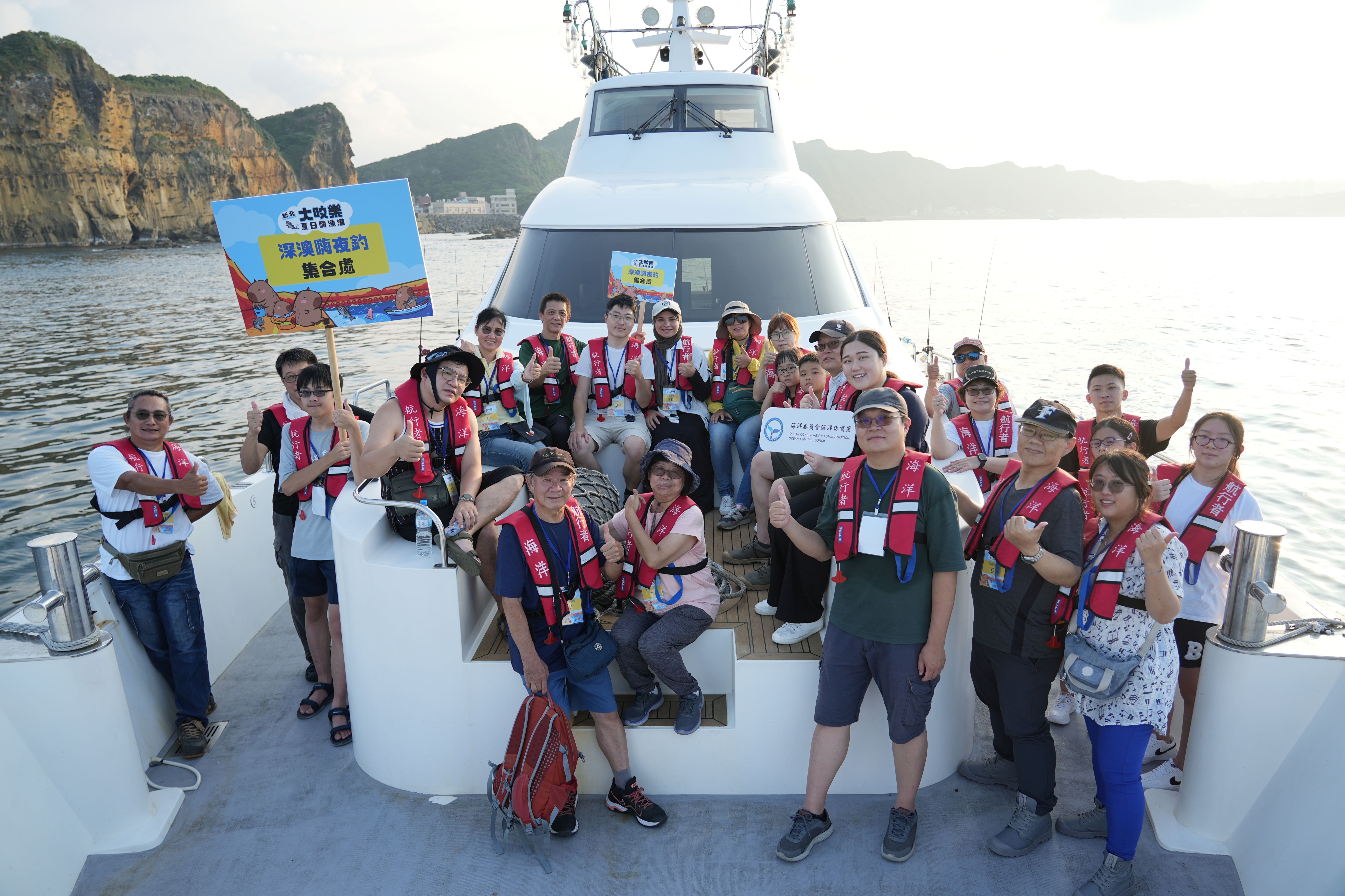深澳海釣體驗吸引民眾參與，在夕陽餘暉中享受海上休閒時光
