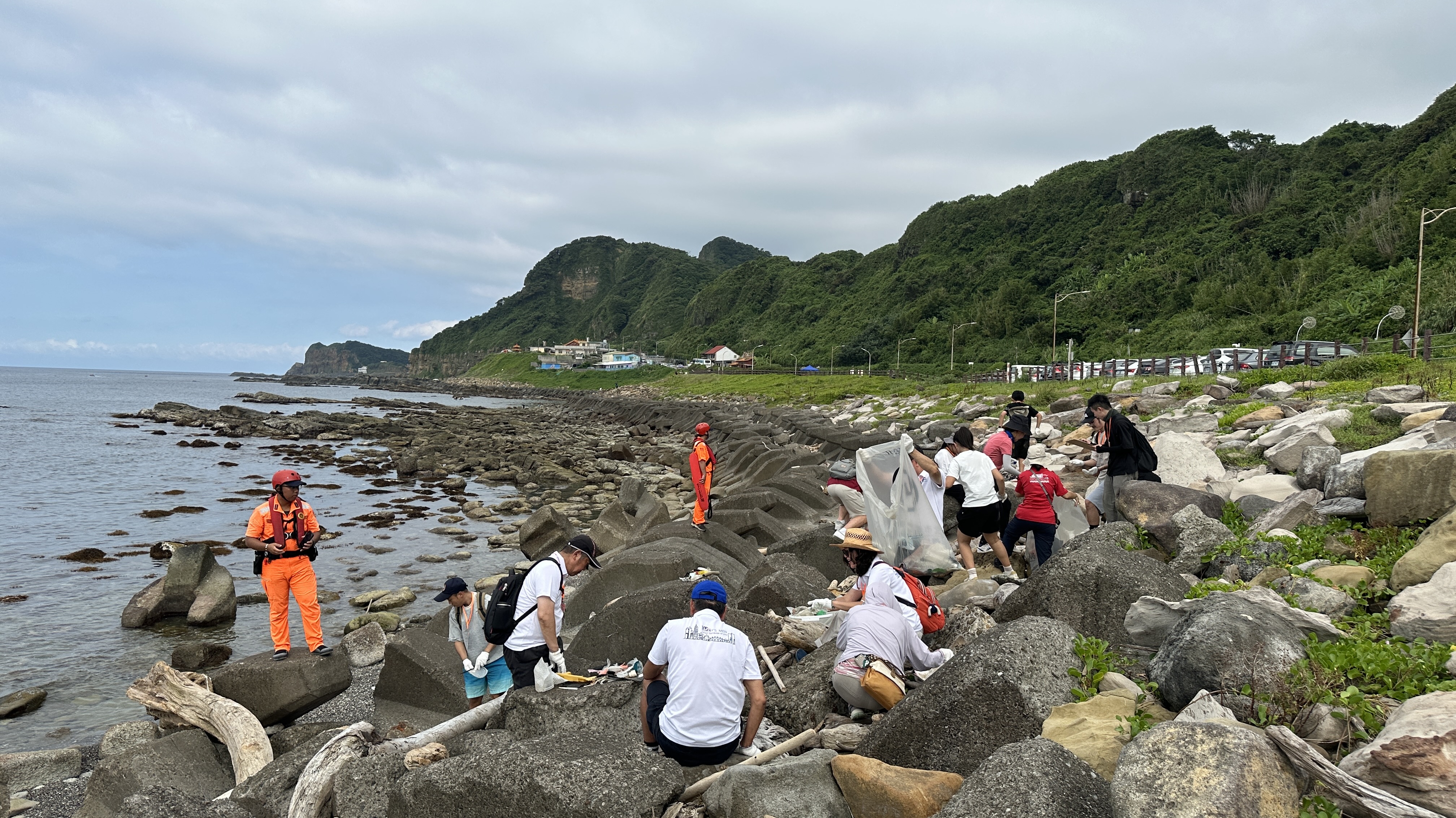 參與民眾在專業人員引導下，無懼汗水實地撿拾海廢，深刻體驗環境教育意義。(圖為114年活動資料照)