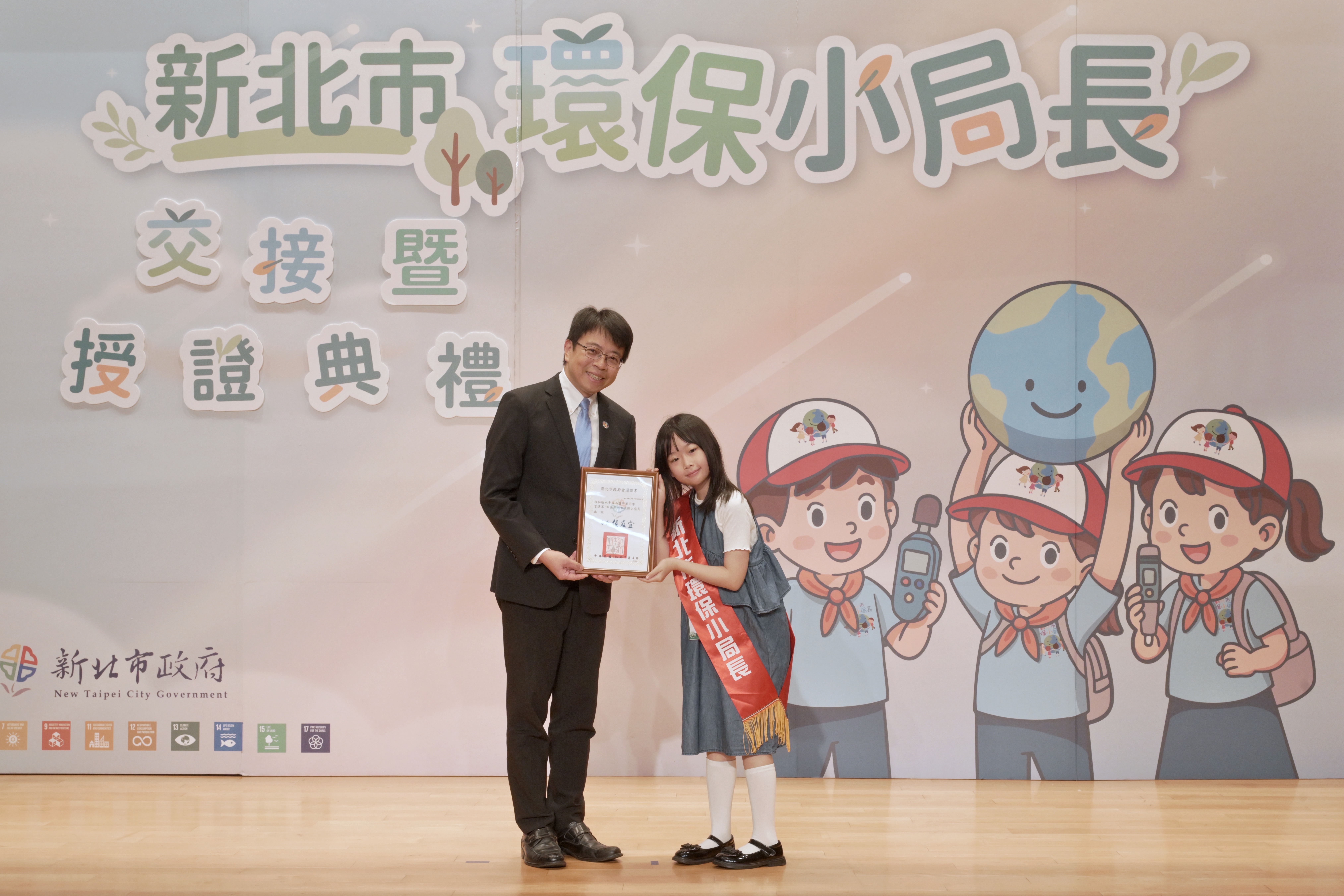 環保局長親自頒發當選證書予新任環保小局長