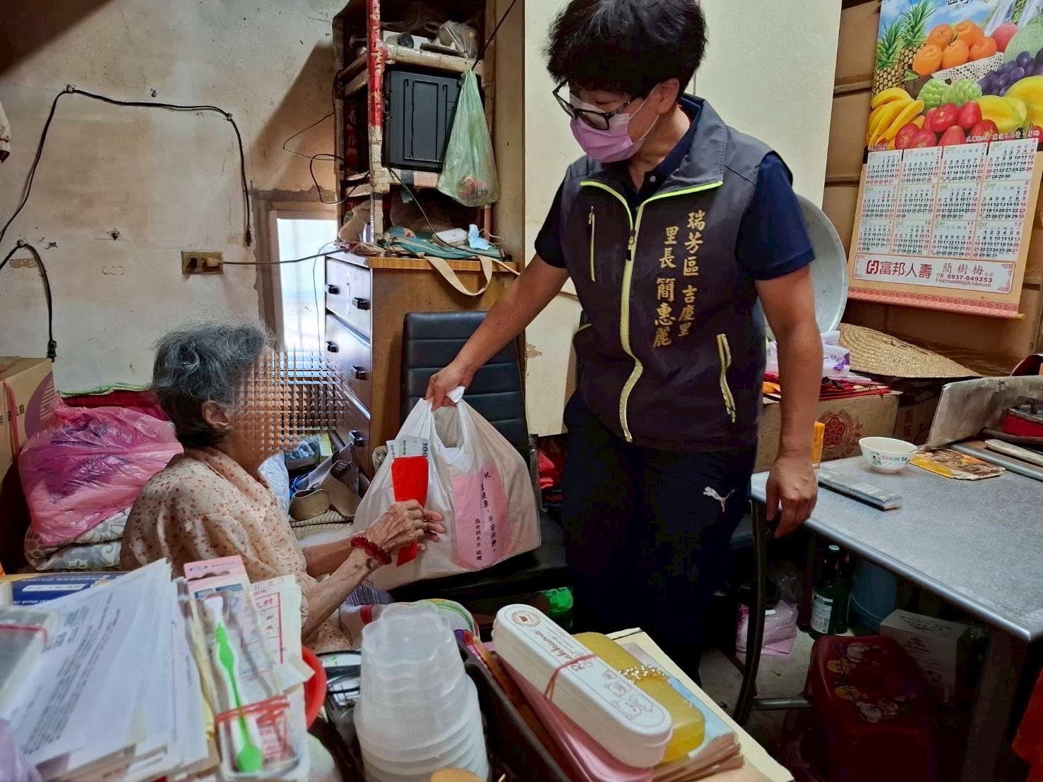 瑞芳區吉慶里長簡惠麗去探視里內脆弱家庭，並致贈民生物資及年節慰問金。