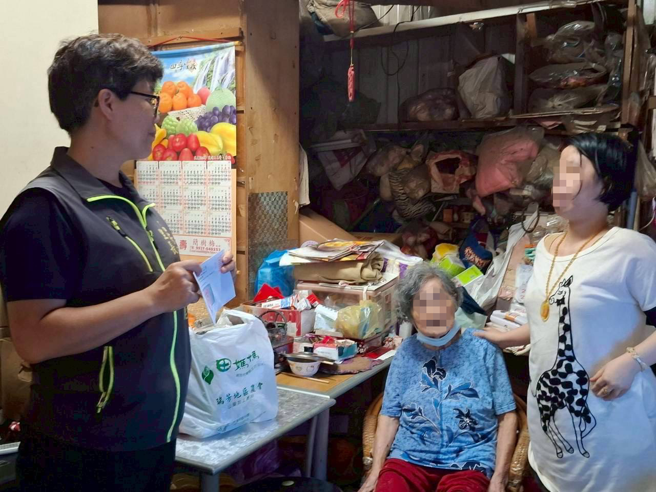  瑞芳區吉慶里長簡惠麗主動關懷里內脆弱家庭，並幫忙申請各項社會福利與補助。
