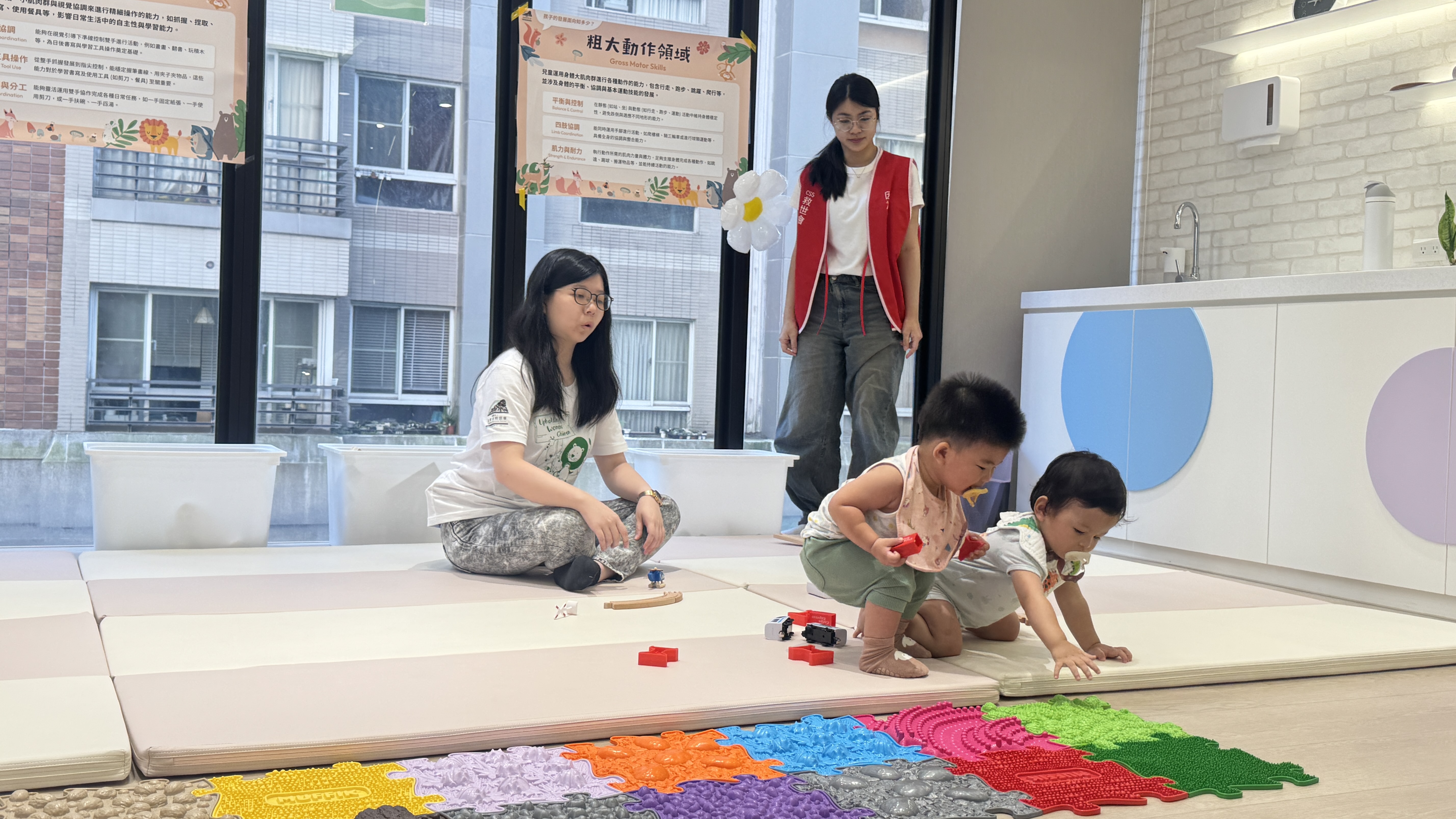 新北市委託基督徒救世會在三峽服務據點，辦理「前進動物森林&mdash;免費社區兒童發展篩檢活動」，幼兒開心的玩玩具。