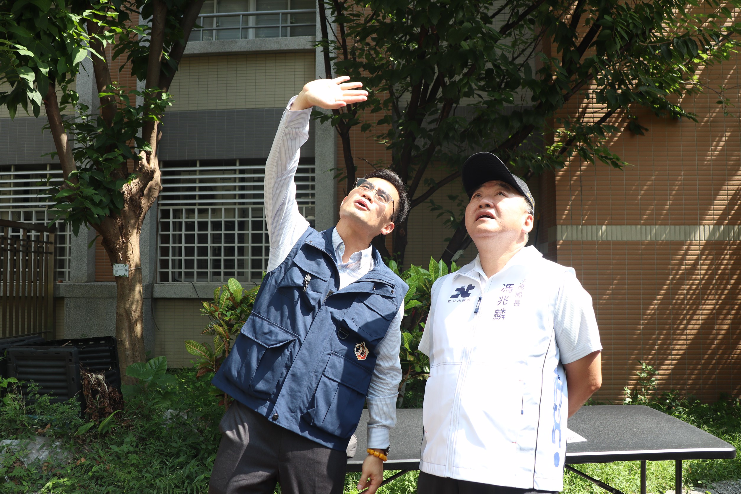 工務局長馮兆麟(右)與拆除大隊長陳德儒(左)檢視板橋分館拆除重建工程。