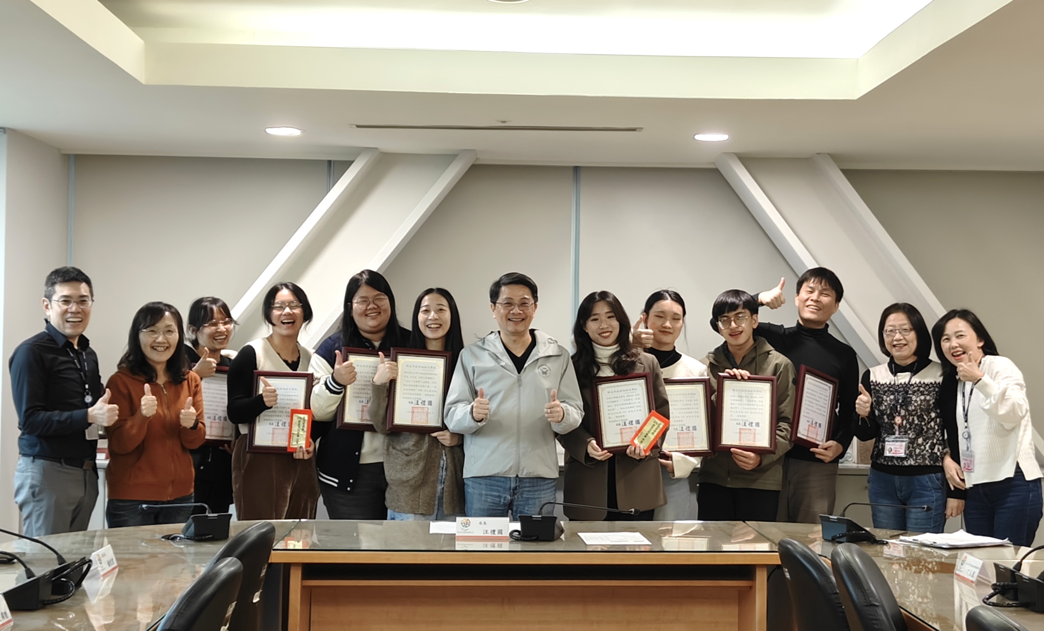 第四屆愛連網創意競賽獲獎學生開心合影。新北市地政局提供
