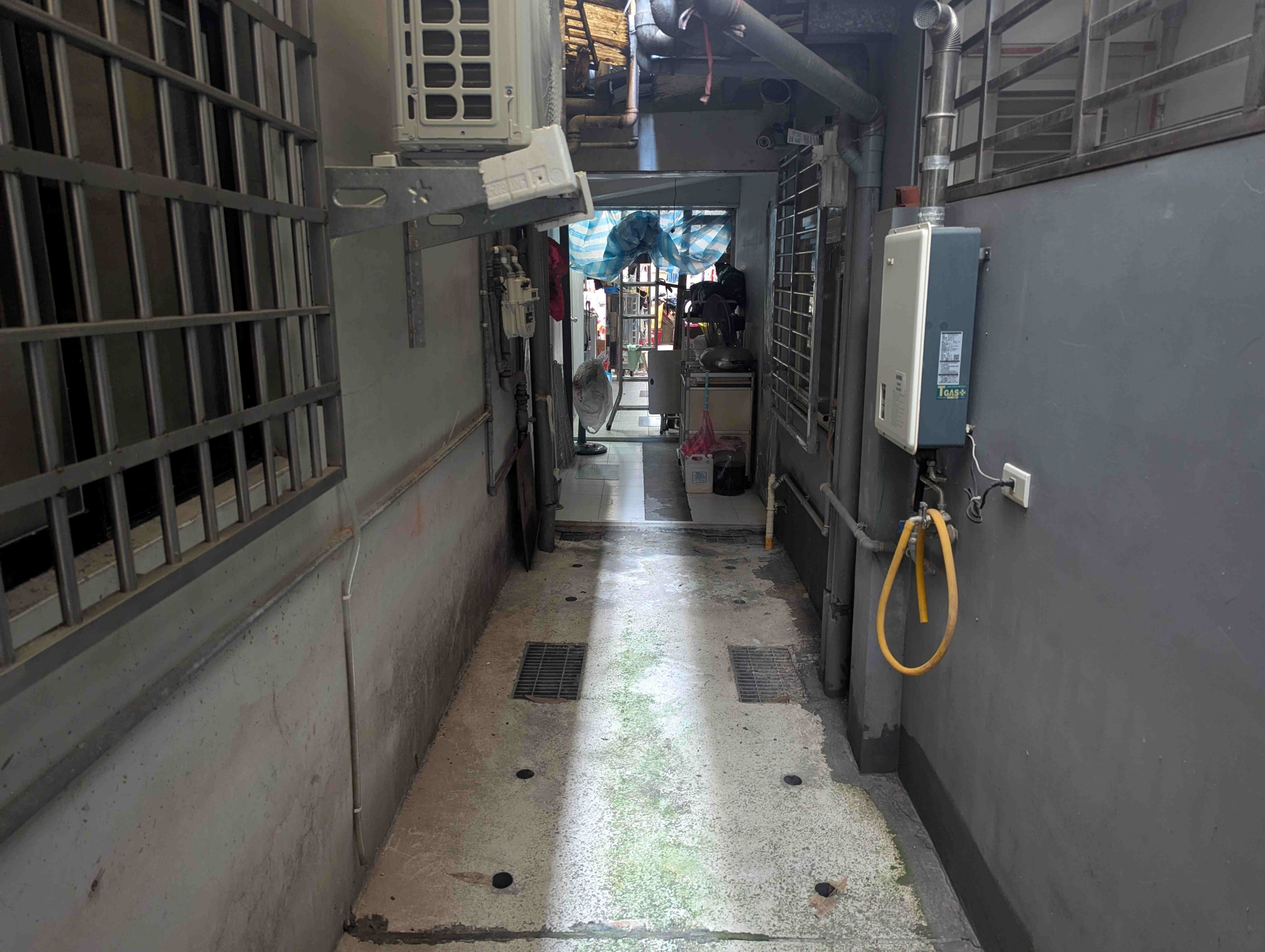 民眾經柔性溝通與輔導後，自行拆除違章建築