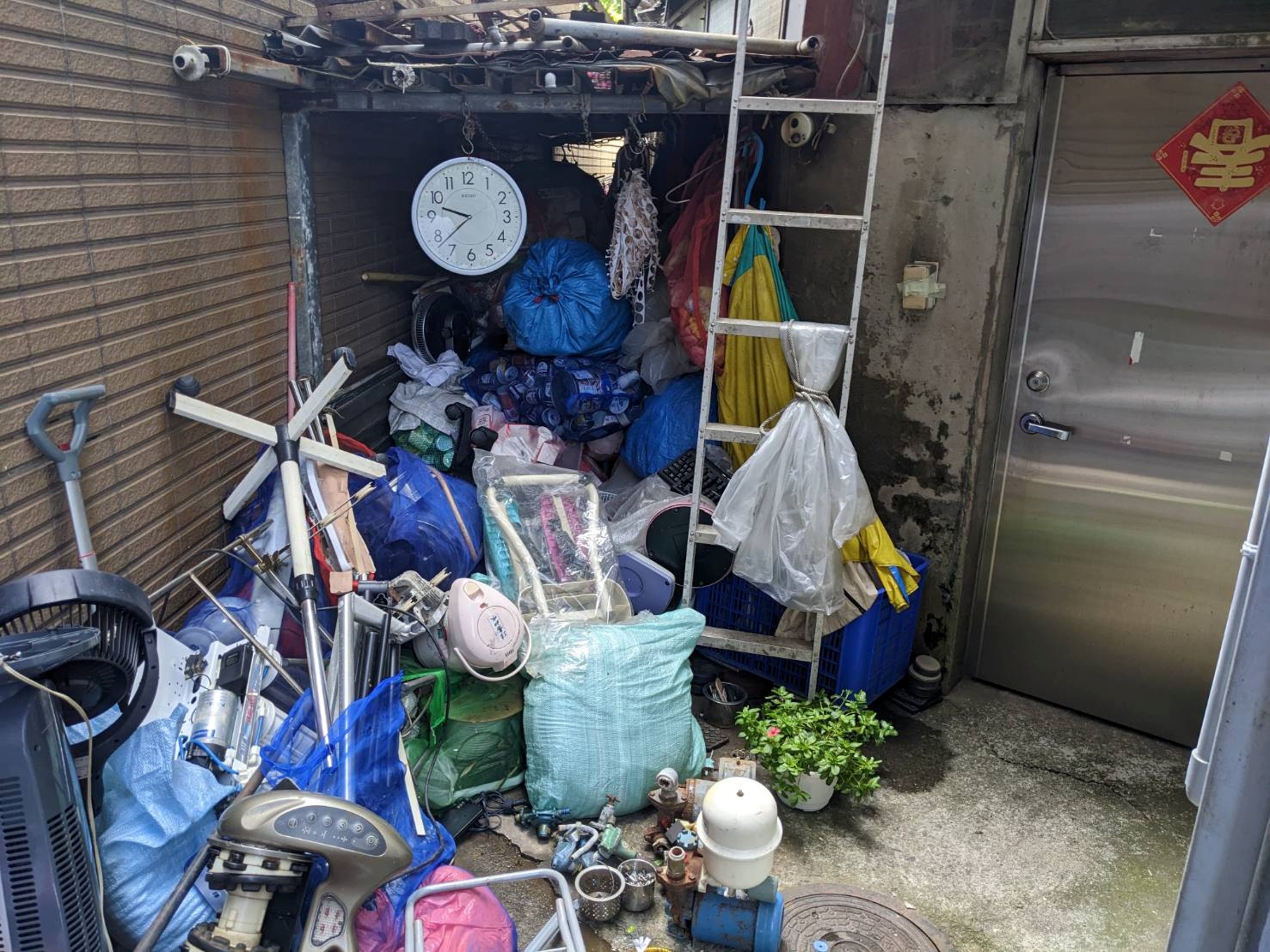 雜物的堆置不只造成污水設施巡檢難度也造成周邊環境衛生問題