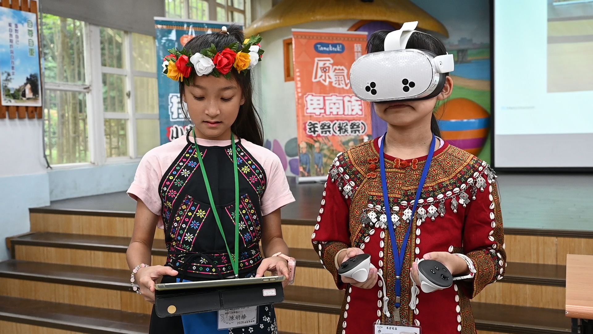 ▲新北市原民局局長Siku Yaway林瑋茜和學生們體驗VR沉浸式數位教材，透過虛擬實境走進原住民族傳統家屋與部落場景。(圖2／新北市政府原民局提供)