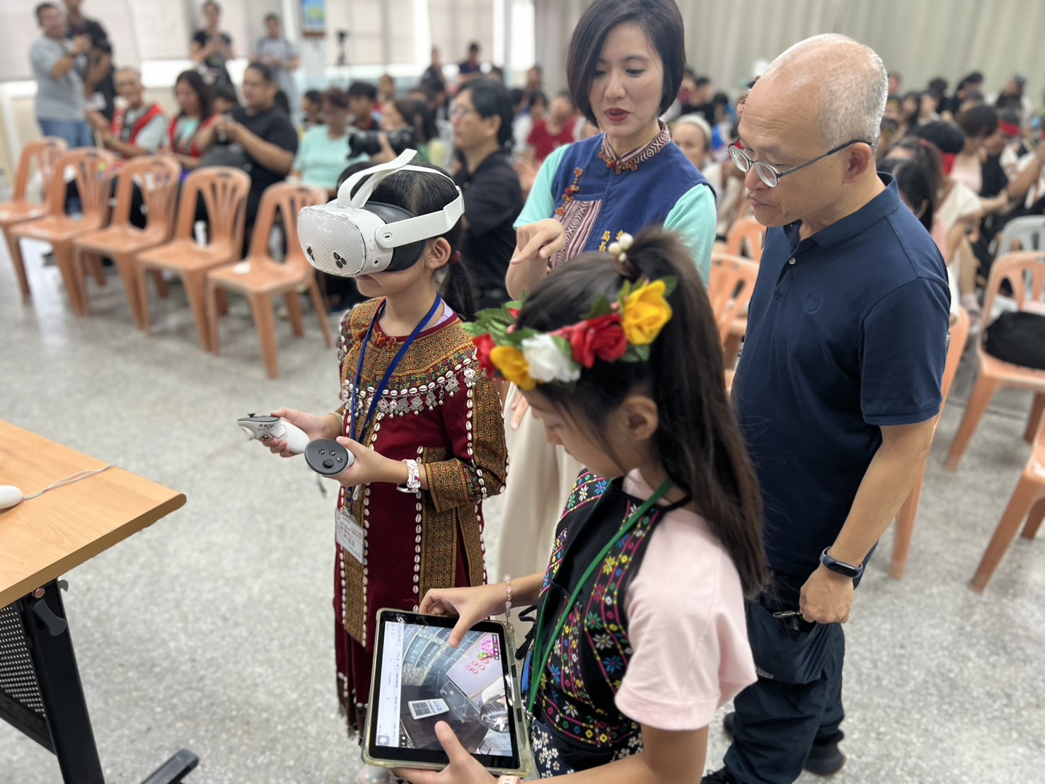 ▲學生體驗VR沉浸式數位教材，感受科技結合文化教育的創新學習模式。(圖／新北市政府原民局提供)