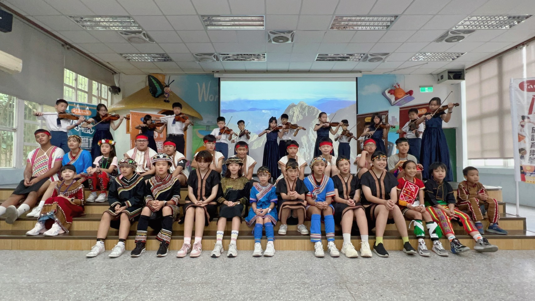 ▲「Tanektek！『原』氣族語育樂營」於米倉國民小學舉行開幕式，由米倉國小弦樂團帶來開場表演，並由布農族語班、卑南族語班、排灣族語班、阿美族語班帶領大家合唱。(圖／新北市政府原民局提供)