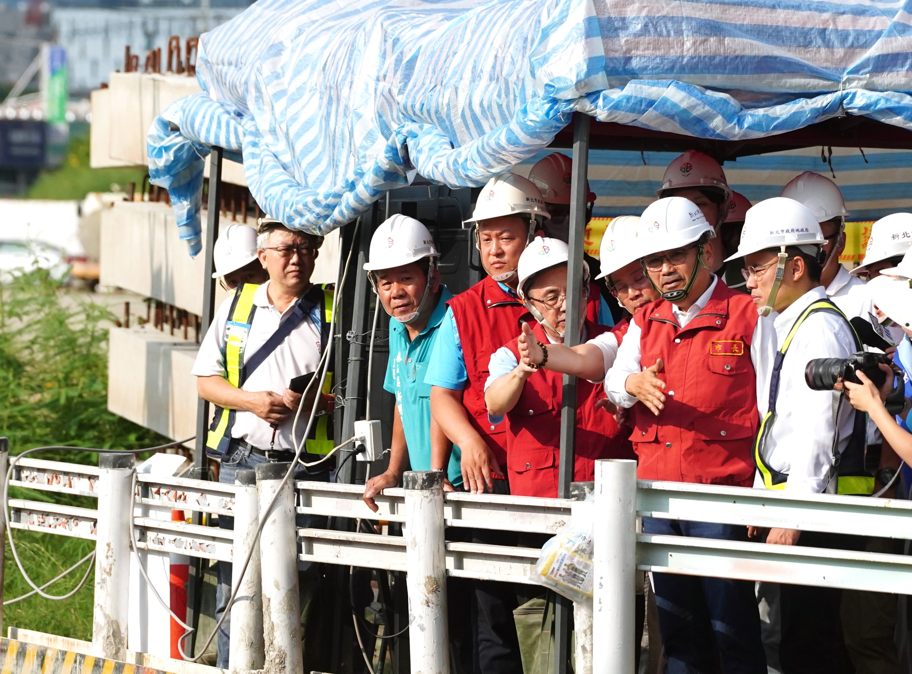 新北市長侯友宜視察工進時提醒團隊注意颱風防汛工作。新北市地政局提供