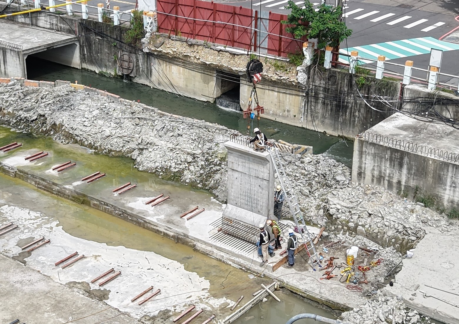 貴子坑溪四號橋進行預鑄組件吊掛工程。新北市地政局提供