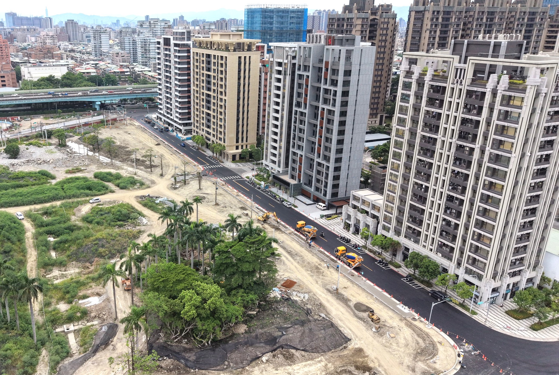 港泰自辦重劃區旁的坡雅路，預計本月中旬完工通車。新北市地政局提供