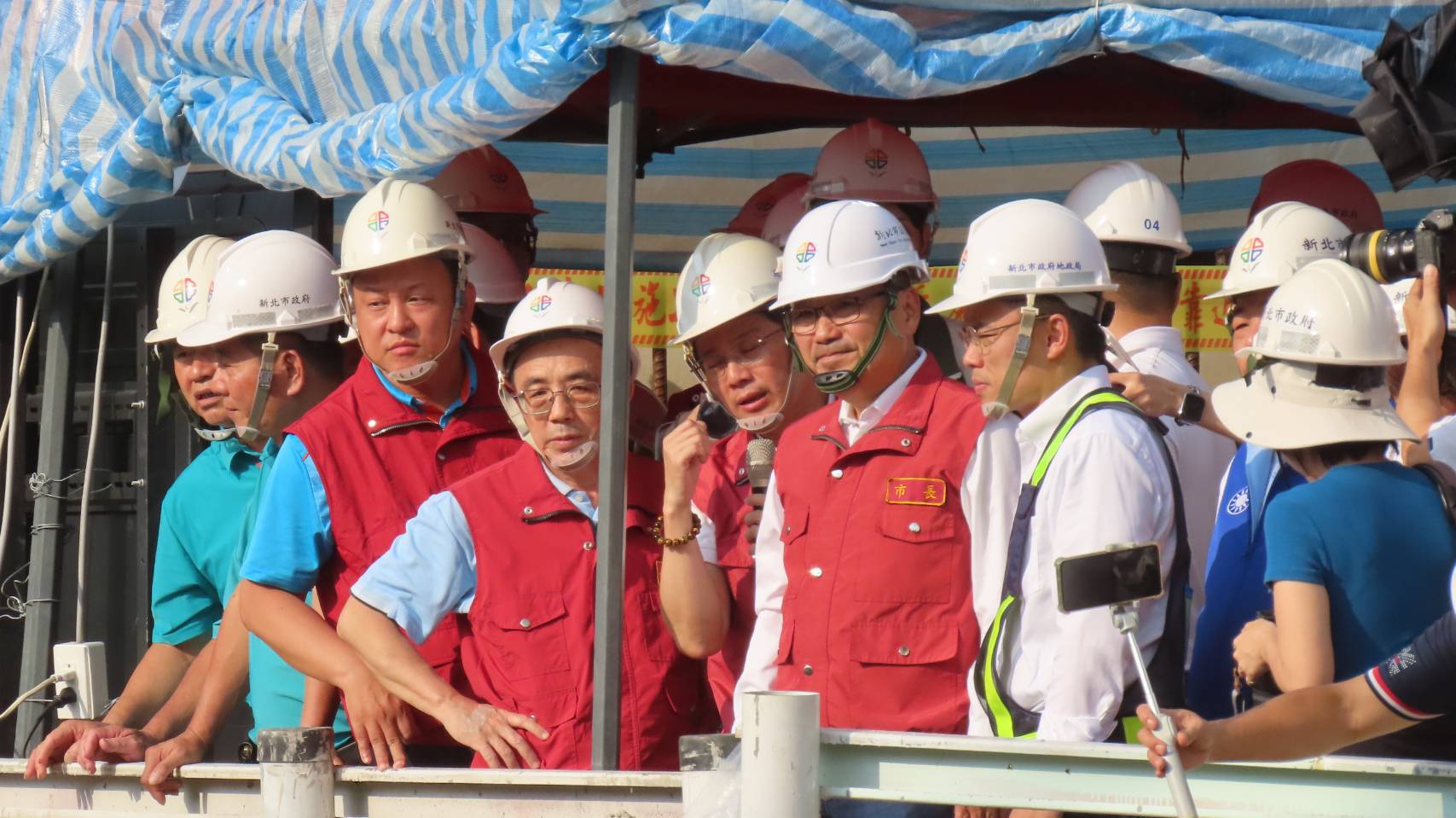 新北市長侯友宜今日視察「塭仔圳重劃區四號橋」工程，緊盯工程進度，期盼通車後大幅改善新泰地區交通動線。