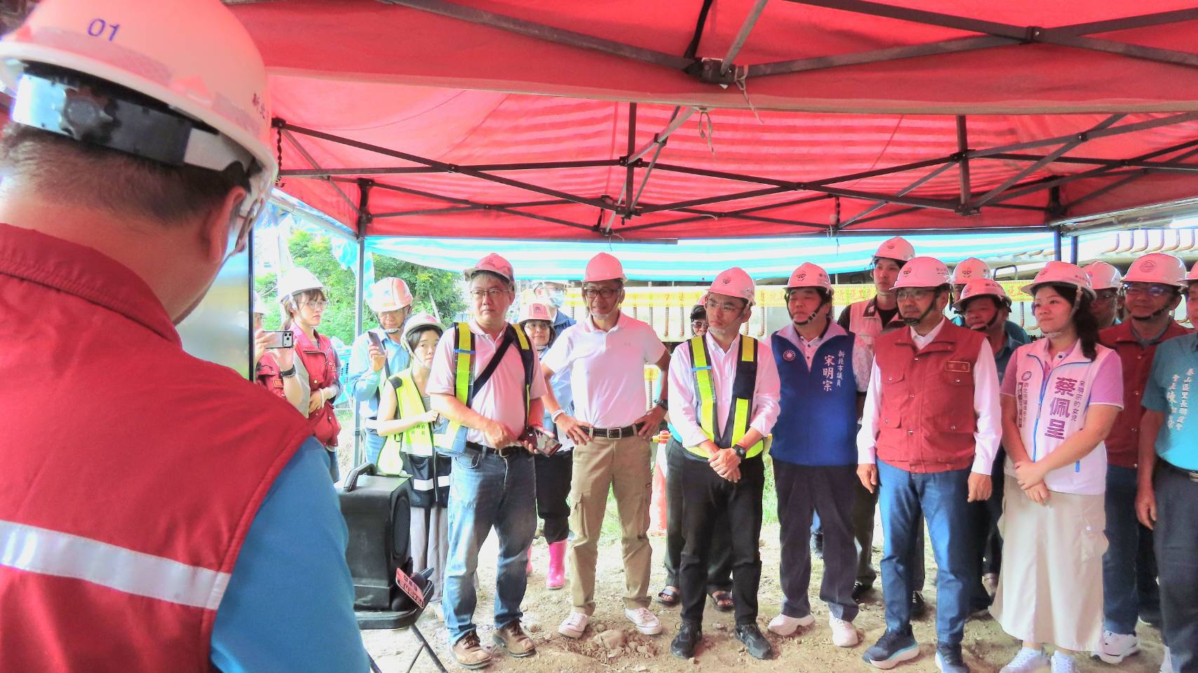 新北市市長侯友宜今日視察「塭仔圳重劃區四號橋」工程，緊盯工程進度，期盼通車後大幅改善新泰地區交通動線。