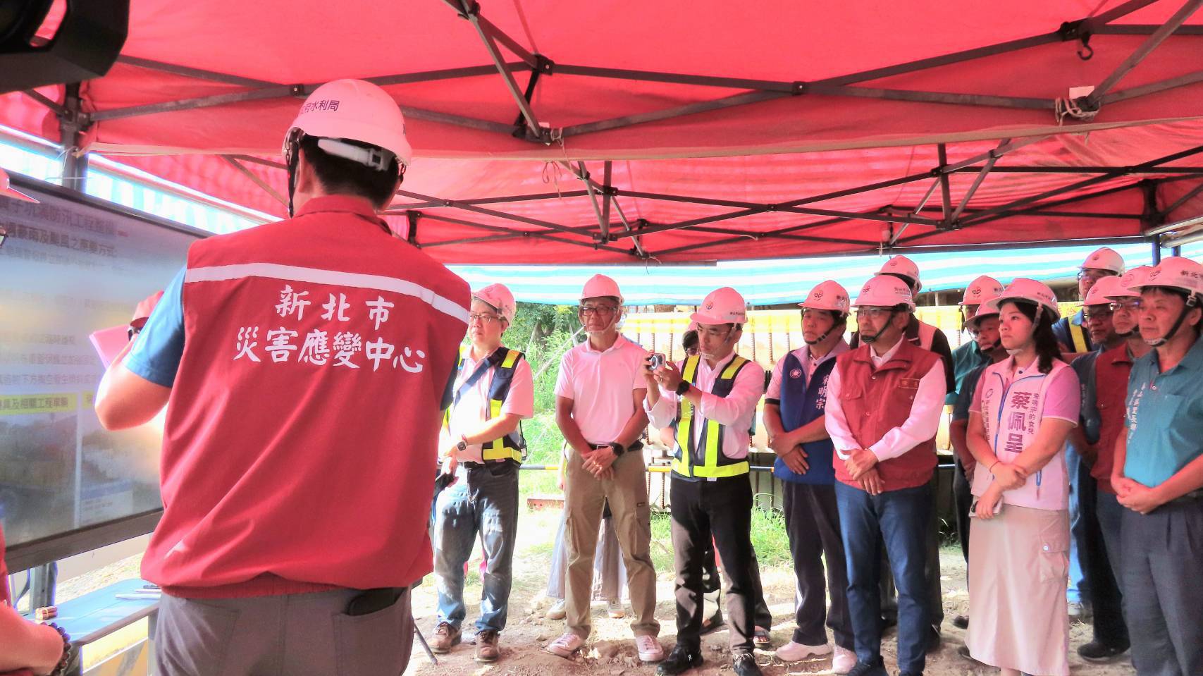 市長侯友宜今日視察「塭仔圳重劃區四號橋」工程，緊盯工程進度，期盼通車後大幅改善新泰地區交通動線。