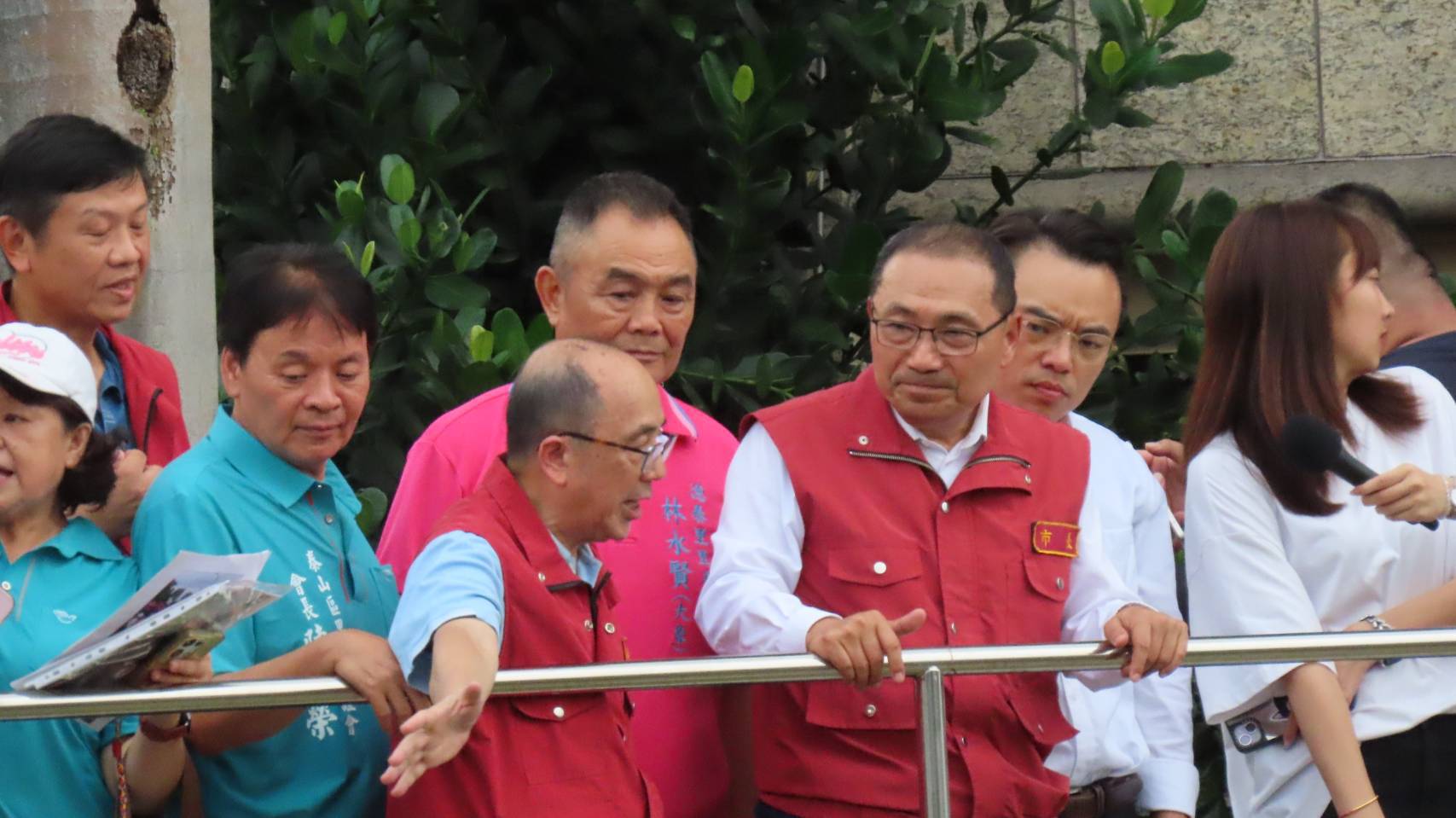 新北市長侯友宜視察大窠坑溪水環境營造工程，市府正積極爭取中央經費核定第三期工程，打造兼具防洪與生態的親水河川。