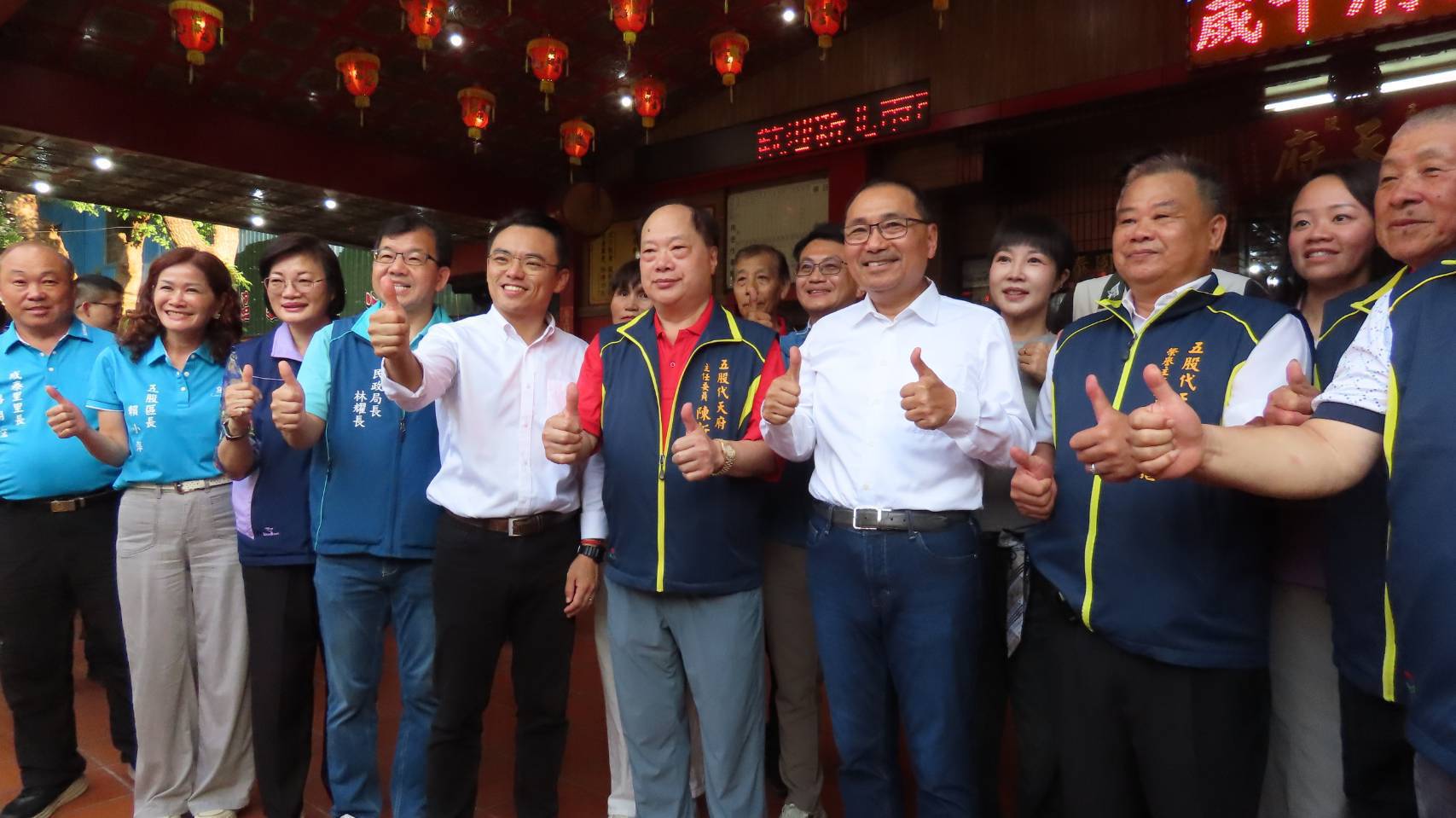 市長侯友宜前往五股代天府參拜祈福，感謝廟方長期投入公益慈善。